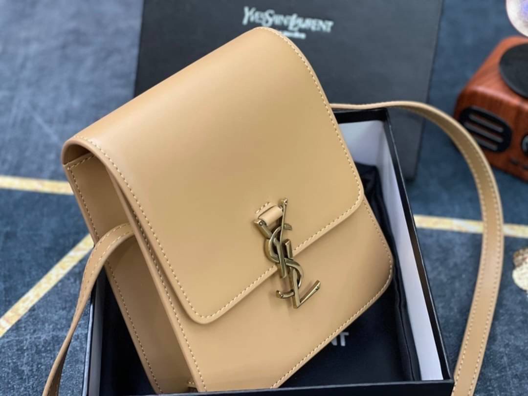 หนังแท้ YSL Yves Saint Laurent small leather shoulder bag กระเป๋าสะพายทรงเหลี่ยมแนวตั้งดีไซน์สวยหรูอยู่ทรงมีโลโก้แบรนด์ด้านหน้า อะไหล่ทองสวยหรู ภายในโล่งกว้าง สายสะพายหนังยาวปรับระดับได้ Rare items เด็ดๆแบบนี้ห้ามพลาด!