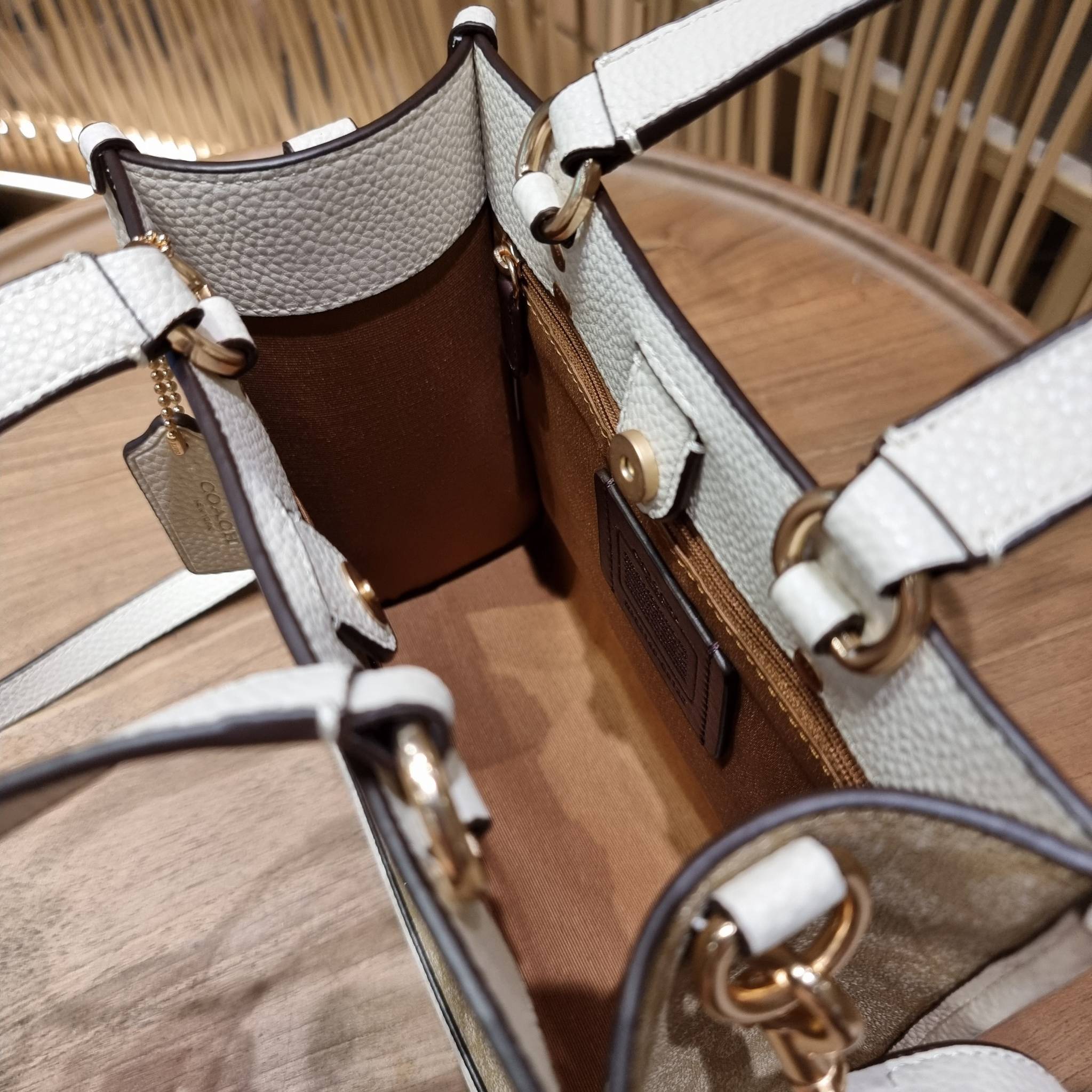 OUTLET 】COACH C5122 DEMPSEY TOTE 22 IN SIGNATURE CANVAS แรงดี กระหน่ำยอดสั่งซื้อมากจ้าแม่!! กระเป๋าทรงโท้ท 22 ที่ขนาดน่ารักน่าใช้มากๆ สาวๆถูกอกถูกใจกันนับไม่ถ้วน!! ฟังก์ชั่นการใช้งานสะดวกที่สุด มีทั้งสายคล้องในตัว และสายครอสบอดี้ ดีไซน์คลาสสิคเรียบหรู วัส