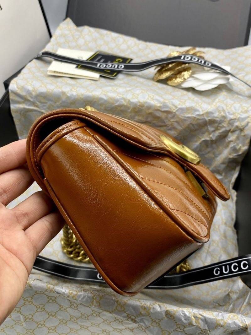 VIP 】หนังแท้ GUCCI GG Marmont brown leather shoulder bag ราคานี้หนังแท้คือคุ้มมากเลยค่าสาวๆ มี 2 ขนาด ปังไม่ไหว สีสวยมากกกก ต้องจัดแล้วน้าา ยกระดับความหรูให้กับตัวเองกันหน่อย ด้วยกระเป๋ารุ่นนี้!! ครอสบอดี้ที่ดีไซน์หรู อัพเลเวล ในราคาที่จับต้องได้ พร้อมเสิ
