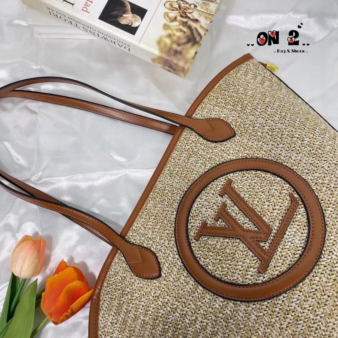 LV SAINT JACQUES TOTE BAG 25cm กระเป๋าสะพายรุ่นลิมิเต็ดหายาก ด้วยวัสดุสังเคราห์จากธรรมชาติ สานเต็มใบออกมาเป็นลวดลายสวยงาม และยังโดดเด่นด้วยโลโก้ สีโทนอุ่น