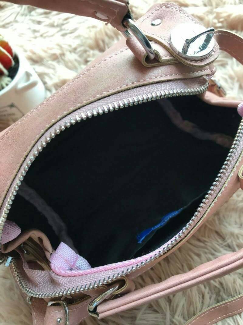 Adidas mini shoulder bag and messenger bag กระเป๋าสะพายข้างสไตล์สปอร์ต วัสดุ pu หนังนิ่มและเรียบ โลโก้แบรนด์ปั้มจมทั้ง2ด้าน เปิดปิดกระเป๋าด้วยซิปเดียว และมีตัวล้อคเพิ่มอีกด้านละ1 ใส่กระเป๋าสตางค์ใบเล็กหรือของจุกจิกได้ มาพร้อมสายหนังยาวถอดและปรับได้ฟรีไซส์