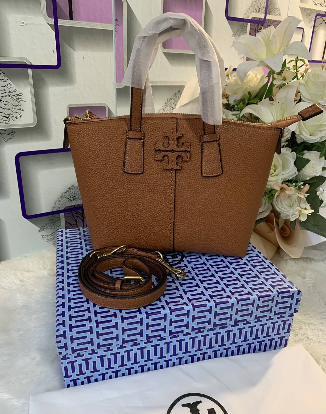 Tory Burch McGraw Mini Top Zip Satchel กระเป๋าสะพายทรงสวย ขนาดกำลังดี หูจับถนัดมือ วัสดุหนังแกะสังเคราะห์หนังสวยเงาขึ้นรูป ประดับโลโก้แบรนด์ด้วยหนังที่ด้านหน้า จะสะพายข้างหรือcrossbody ได้หมด แมทกับชุดได้ง่าย น้ำหนักเบาค่ะ มาพร้อมสายสะพายยาวปรับระดับได้ ถ