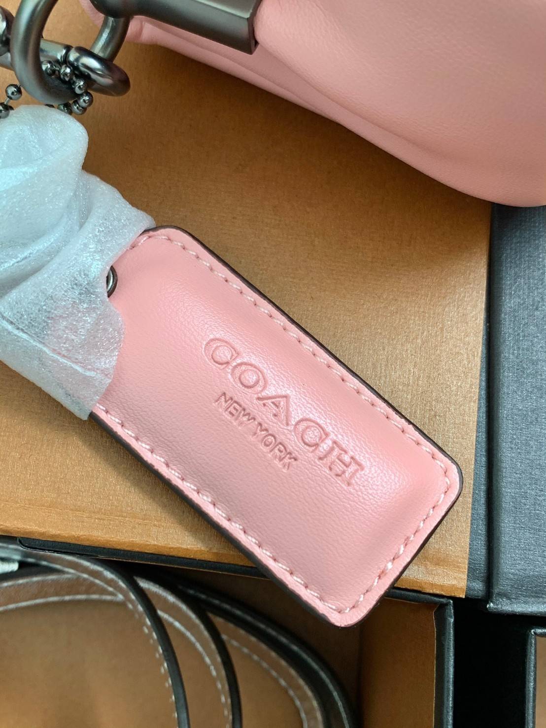 น้องสวยมากก สินค้าจริงสวยกว่าในรูป ไม่จกตาค่ะ! COACH PILLOW TABBY SHOULDER BAG 18 ((C3880)) 📣 พร้อมส่งที่ไทย คุณภาพเกินราคา! กระเป๋าหิ้ว//สะพายแบบครอสบอดี้ร์ 🔺หนัง nappa อย่างดี หนานิ่ม นุ่มมากๆ หลงรักน้องแน่นอน ✔️ใช้โลโก้แบรนด์รุ่น