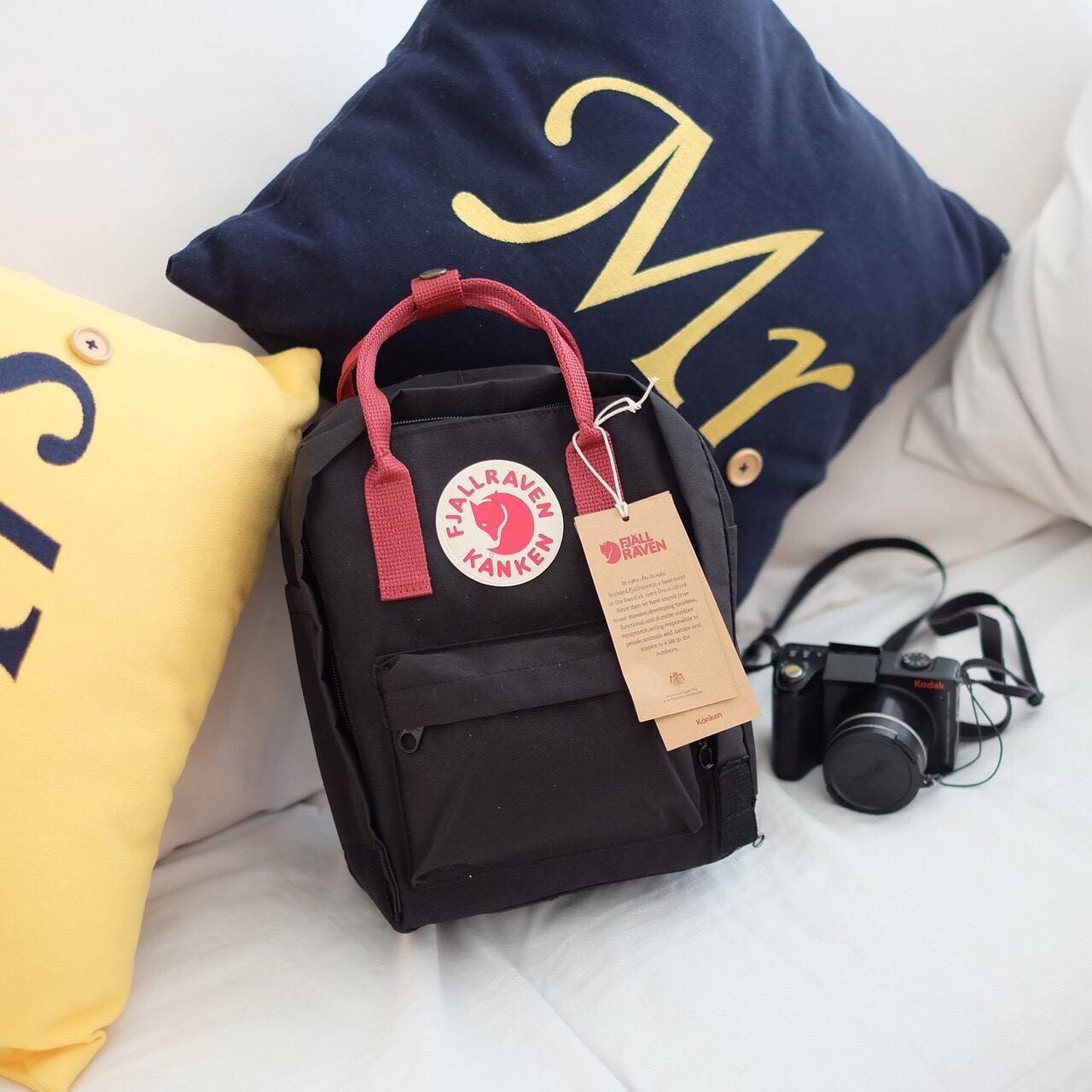 Kanken backpack กระเป๋าเป้สุดฮิต คุณสมบัติมีความทนทานสูงและสามารถกันน้ำ ทำจากเส้นใยพิเศษ เรียกว่า Vinylon-F มีซิปกลางที่เปิดเข้าไป ส่วนข้างในกระเป๋า ด้านในจะมีโฟมสำหรับรองแผ่นหลัง สะพาย สะพายสบายค่ะ เหมาะเป็นกระเป๋าเป้ที่สะพายไปโรงเรียน วันว่างสบายๆ หรือเ