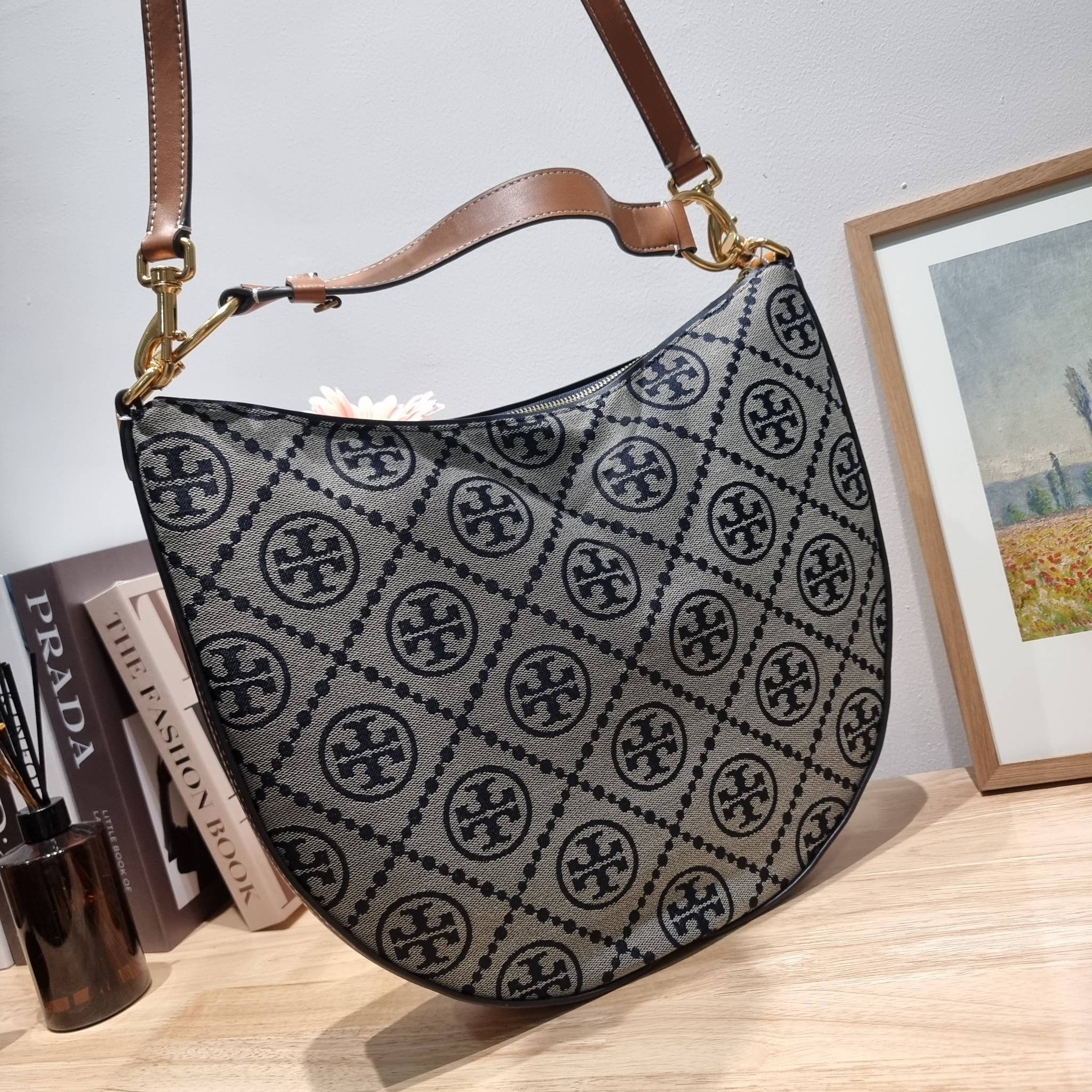 ใบใหญ่ 35cm Tory Burch T Monogram Medium Crescent Bag / TORY BURCH T MONOGRAM JACQUARD CRESCENT BAG ไซส์ใหญ่กับไอเท็มสุดร้อนแรง เซเลปรีวิวเยอะมาก!! สาวๆตามหากันไปอีก กระเป๋าทรง half moon ที่ดีไซน์บนผ้า jacquard ลวดลายซิกเนเจอร์ เรียบหรู ผู้ดีมากแม่!