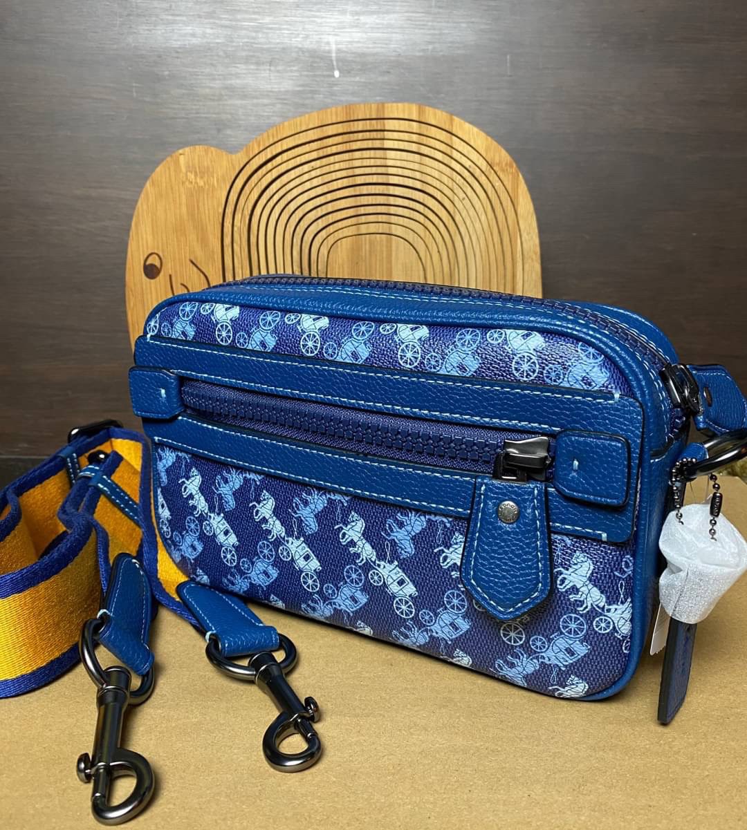 COACH ACADEMY CROSSBODY WITH HORSE AND CARRIAGE PRINT (COACH 89084) ผ้าใบเคลือบพิมพ์ลายและหนังกรวดขัดเงา ภายในกระเป๋ามัลติฟังก์ชั่น| ปิดด้วยซิป ซับในผ้า ด้านนอกมีซิปและกระเป๋าสลิป สายสะพายถอดได้