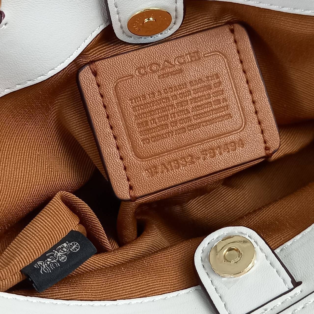 หัวใจจะวาย!! ละมุนมาก ลุคคุณหนูสุดๆ COACH MINI LILLIE CARRYALL (COACH F91494)🌺 ใช้ดีจนต้องบอกต่อ อีกแล้วจ้า ใครๆก็ถามหา😍>>>ทรงถัง รุ่นใหม่ 10 นิ้ว ขนาดกำลังดี เหมาะมือมาก มี 3 ช่องด้านใน ช่องกลาง เปิด-ปิด ด้วยซิป ส่วน 2 ช่องด้านข้