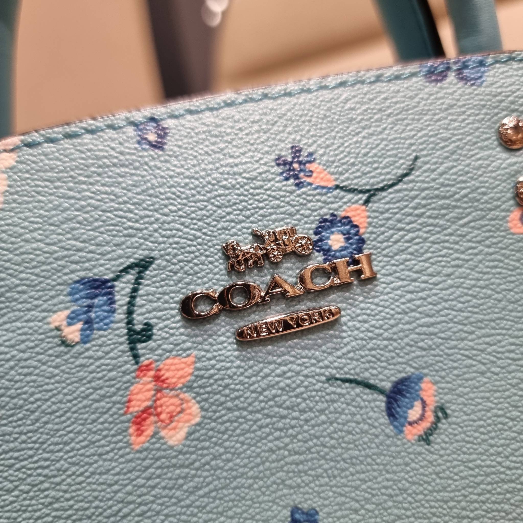 COACH C8216 MINI LILLIE CARRYALL WITH MYSTICAL FLORAL PRINT สีใหม่ล่าสุด กับรุ่นที่สุดของความขายดี คอลยอดฮิตในลวดลายสุดชิค กระเป๋าสะพายทรงสวย ที่ดีไซน์ออกมาให้ใช้งานง่าย สะดวก สวย หรู ดูดี!! วัสดุหนังแคนวาสเคลือบลาย มาพร้อมสายสะพายข้างและหูจับในตัว ถอดออก