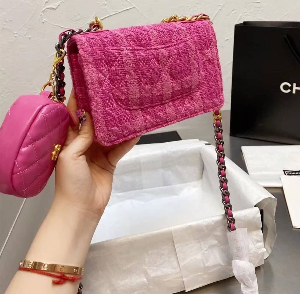 Chanel อเนกประสงค์ รุ่น Limited edition ลายวินเทจ พร้อมใบเล็ก หนังแท้ น้ำหนักเบา มีช่องใส่ของจุกจิก เปิดปิดด้วยฝาปิดกระดุม มีช่องใส่บัตร ช่องซิป ใส่กระเป๋าสตางค์ใบยาว ได้ค่ะ ตัวจริงสวยมากๆถูกใจรีบจองนะคะ ใส่มือถือได้ทุกรุ่น สายสะพายยาวคู่ สะพายได้สองแบบ ป