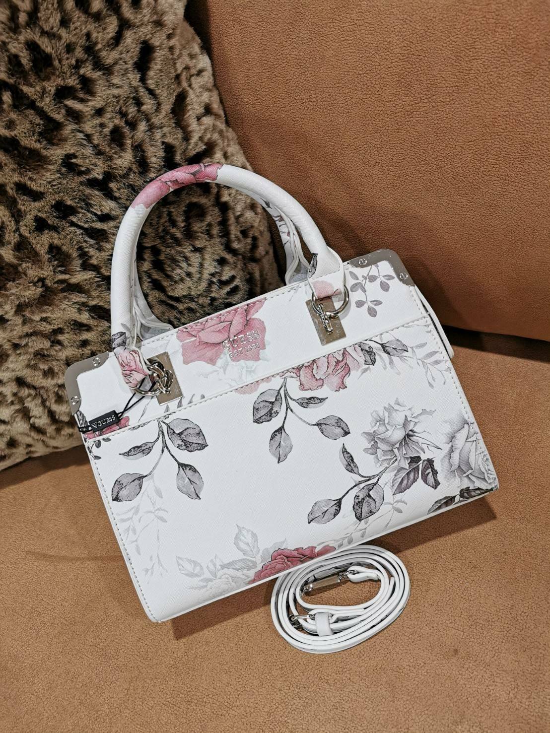 GUESS WOMAN CROSS BODY BAG กระเป๋าถือ/สะพายรุ่นใหม่ล่าสุดจาก GUESS FACTORY หนังสวยอยู่ทรงแข็งไม่ย้วย ขนาดกำลังดี น้ำหนักเบาด้านหน้าประดับโลโก้แบร์นพร้อมอะไหล่เงินที่หูหิ้วและมุมขอบกระเป๋าเพิ่มดีเทลเก๋ หูจับเเข็งแรงพับลงได้ เปิดปิดด้วยซิปสะดวกใช้ ภายในมีโล