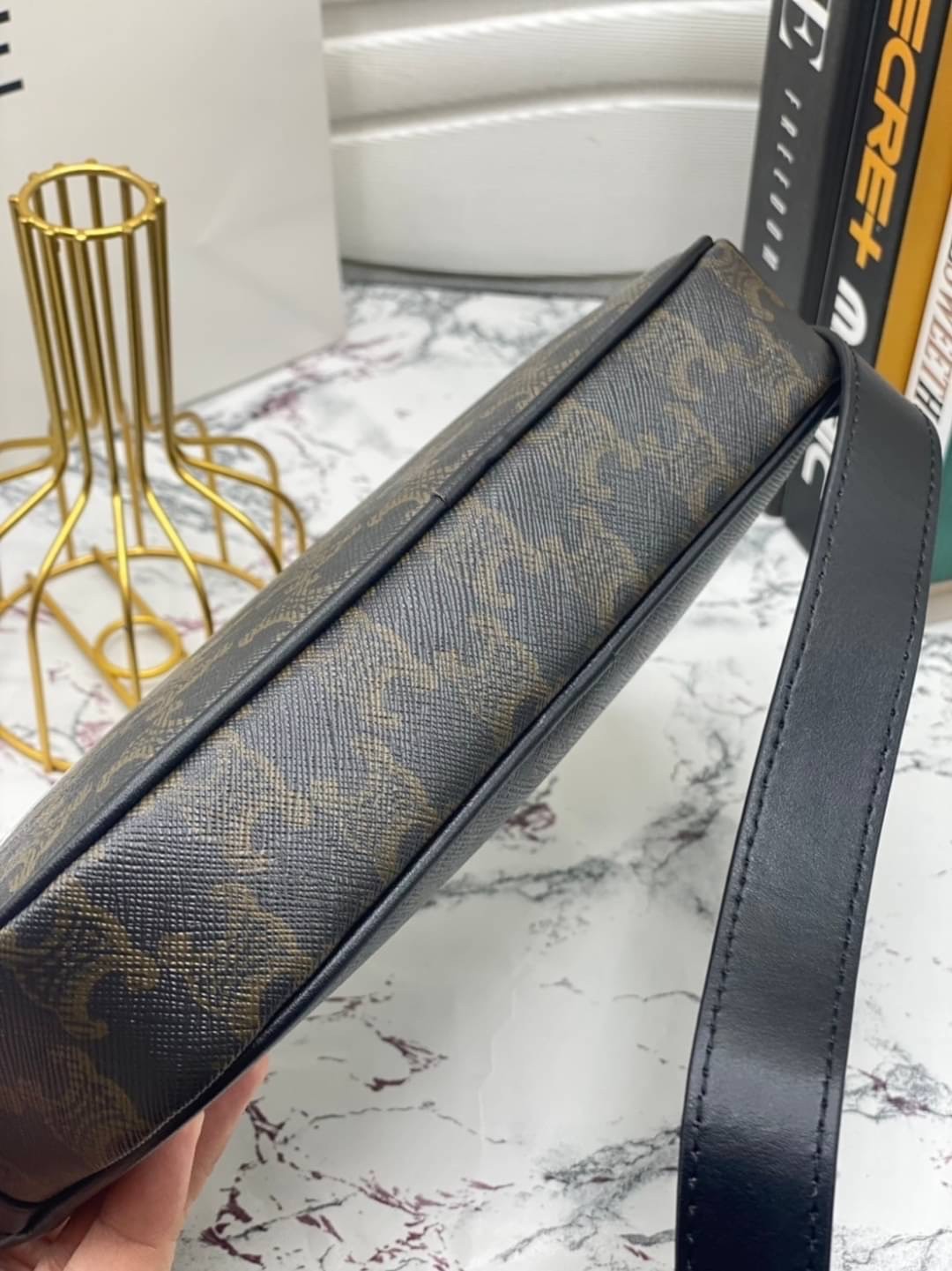 CELINE Medium Messenger Bag in Triomphe Canvas with Celine Print / Celine Camera Bag กระเป๋าทรงครอสบอดี้ ใช้ได้ทั้งชายหญิง ขนาดกลางกำลังดี น้ำหนักเบา