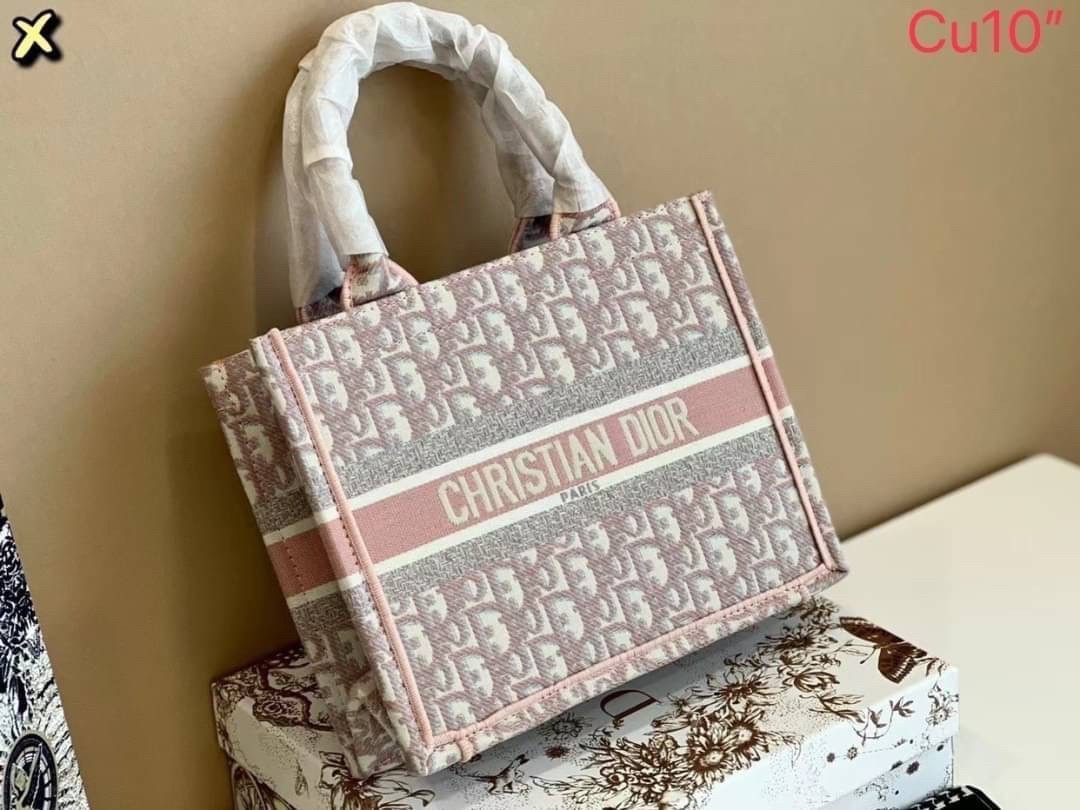 DIOR SMALL BOOK TOTE กระเป๋าสะพายทรงโท้ท สวยคลาสสิคขนาดกำลังดี พกพาสะดวก ใช้งานง่ายสุดๆ วัสดุงานทอละเอียดคุณภาพดี ภายในเป็นช่องโล่ง ใบจริงงานสวยเกินเบอร์!! สวยงามเกินราคา ไม่ผิดหวังจ้า