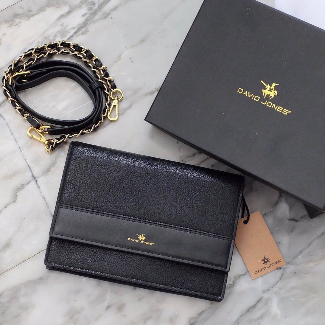 David Jones Clutch Bag กระเป๋าสะพายทรง cluth ขนาดกำลังดี วัสดุหนังวัวแท้ หนังนิ่ม ตัวกระเป๋าเปิดปิดด้วยกระดุมแม่เหล็ก ภายในมีช่องเล็กใบบัตร ด้านหลังมีอีก 1 ช่องใส่โทรศัพท์ได้ค่ะ มาพร้อมสายยาวถอดได้ สะพาย crossbody ได้ค่ะ คุ้มค่าคุ้มราคา