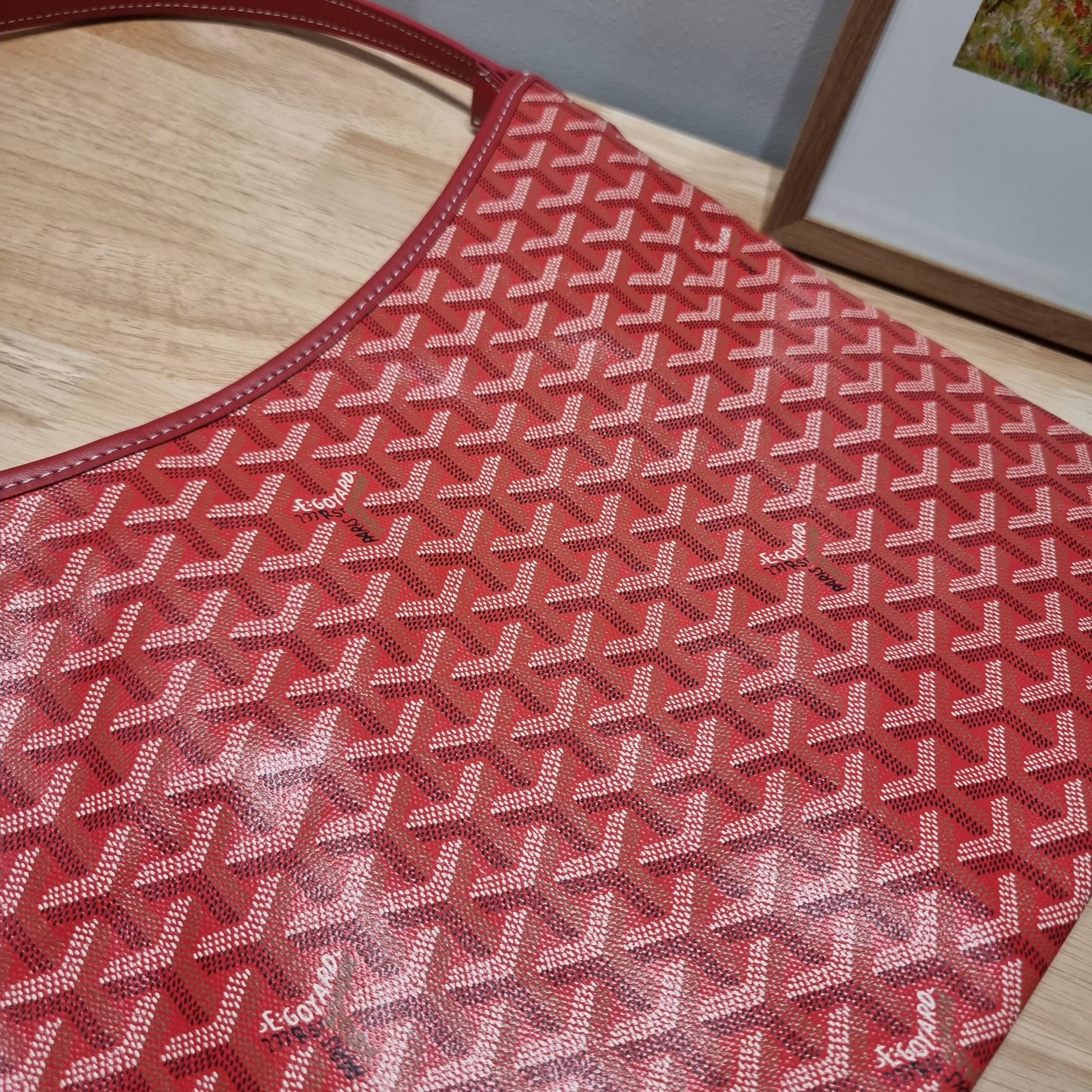 GOYARD BOHEME HOBO BAG / GOYARD HOBO กระเป๋าสะพายทรงโฮโบ ใบใหญ่จุใจ!! มาครบสีขายดี เลิศทุกสี รูปทรงคลาสสิค ดีไซน์เป็นเอกลักษณ์ วัสดุหนังแคนวาสพิมพ์ลายสวยคม ปากกระเป๋ามีซิปเปิด-ปิดกันของหล่นได้ ภายในโล่งกว้างมาก มาพร้อมสายคล้องในตัว ทนทาน สะพายสวยๆได้ทุกวั