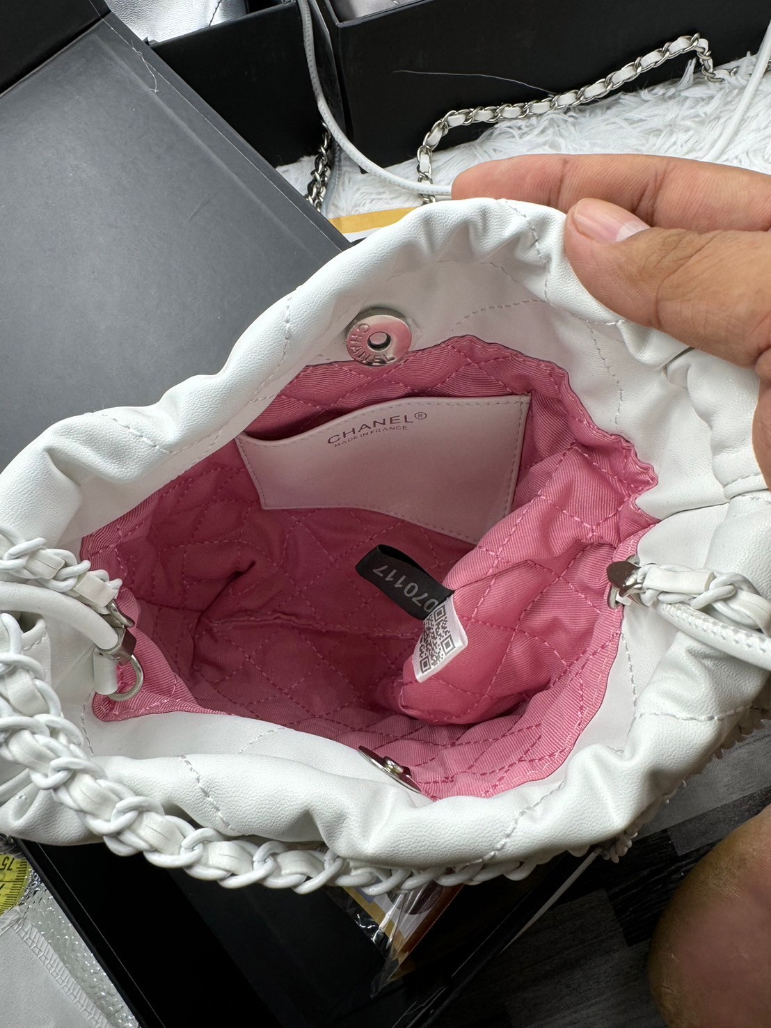 CHANEL 22 Mini Handbag Patent Gradient & Lacquered Metal White / SS22 Logo CC shopping tote กระเป๋าทรงโท้ทไล่สี รุ่นใหม่ มีเสน่ห์ดูดี ดูแพงที่สุด เกรดไฮเอน 1:1