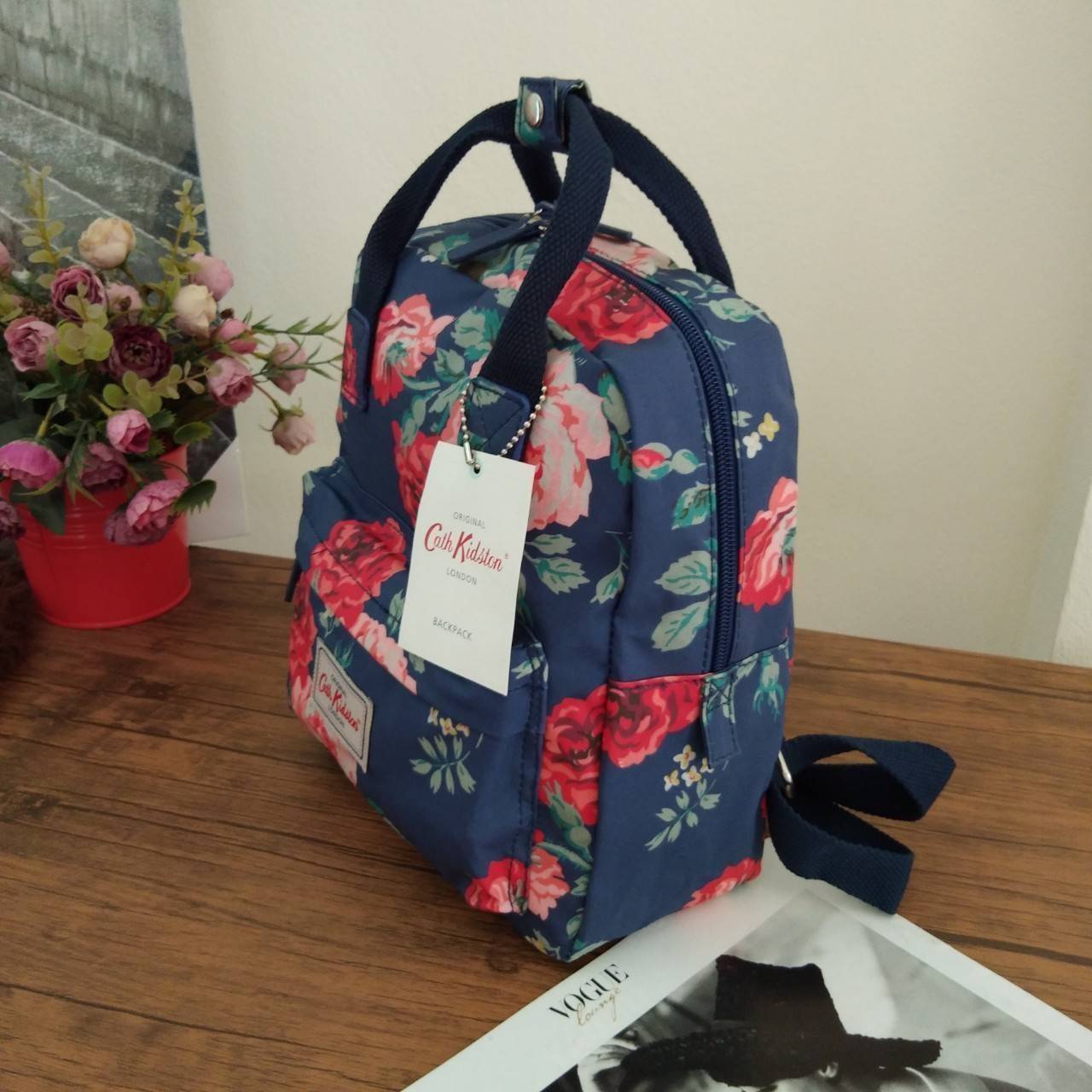 Cath Kidston Mini Backpack Bag กระเป๋าเป้รุ่นมินิ สไตล์วินเทจสุดฮิต วัสดุ Canvas เคลือบ เช็ดทำความสะอาดได้ ภายในมีช่องซิปเล็ก 1 ช่อง เปิด/ปิดกระเป๋าด้วยซิปรอบ ด้านหน้ามีช่องซิปอีก 1 ช่อง ไว้ใส่ของ สวยคุ้มมากค่ะรุ่นนี้