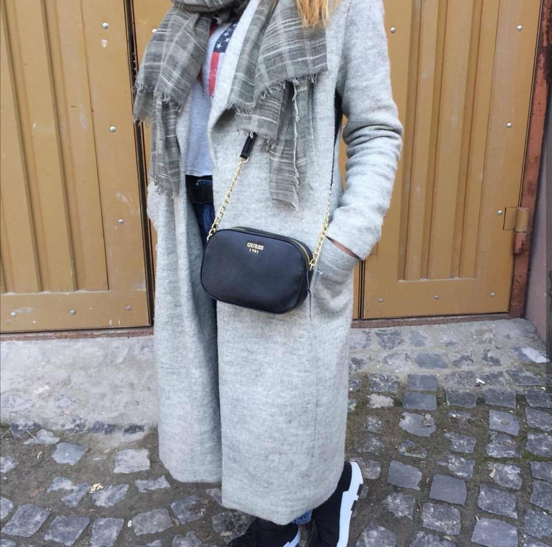 GUESS SAFFIANO SLING BAG กระเป๋าถือหรือสะพายจาก GUESS FACTORY หนัง Saffiano สวยอยู่ทรงขนาดมินิกำลังน่ารัก ด้านหน้าประดับโลโก้แบรนด์อะไหล่เงิน เปิดปิดด้วยซิปสะดวกใช้ ภายในมีโลโก้สามารถใส่มือถือiphone8+ ของจุกจิกได้ มาพร้อมสายสะพายโซ่ต่อหนังปรับไม่ได้ Cross