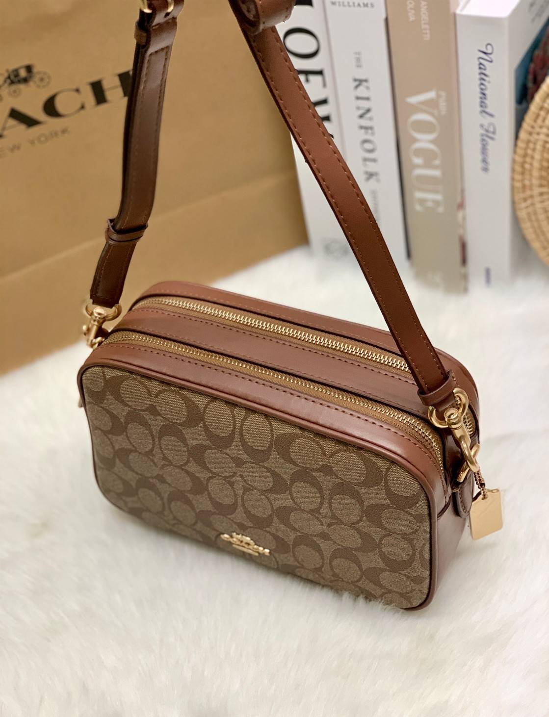 ใครรออยู่จัดเลยค่ะ มากี่รอบไม่พอจริงๆค่ะ😁 COACH JES CROSSBODY IN SIGNATURE BAG กระเป๋าสะพายข้าง//ครอสบอดี้ร์ วัสดุหนังแท้ หนังนิ่มทรงสวย 🔺อะไหล่ป้ายห้อยโลหะแบรนด์นะคะ กระเป๋าแบ่ง2ซิป แต่ละช่องกว้าง สามารถใส่กระเป๋าเงินใบยาวได้; ของจำเป็นได