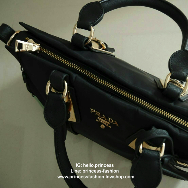 กระเป๋าสะพายทรง Handbag จากงานพรีเมี่ยมกิ้ฟ แบรนด์ PRADA ของแท้100% เป็นกระเป๋าผ้า Nylon สลับหนัง PU จุของได้เยอะ สะพายไหล่ได้ เปิดปิดด้วยซิป ถือก็สวยๆ มีสายยาวค่ะ ใช้แล้วสวยมากๆคุ้มเกินราคารับประกัน รีบช้อปก่อนหมดน้าาา Don't miss เลยค้าาา