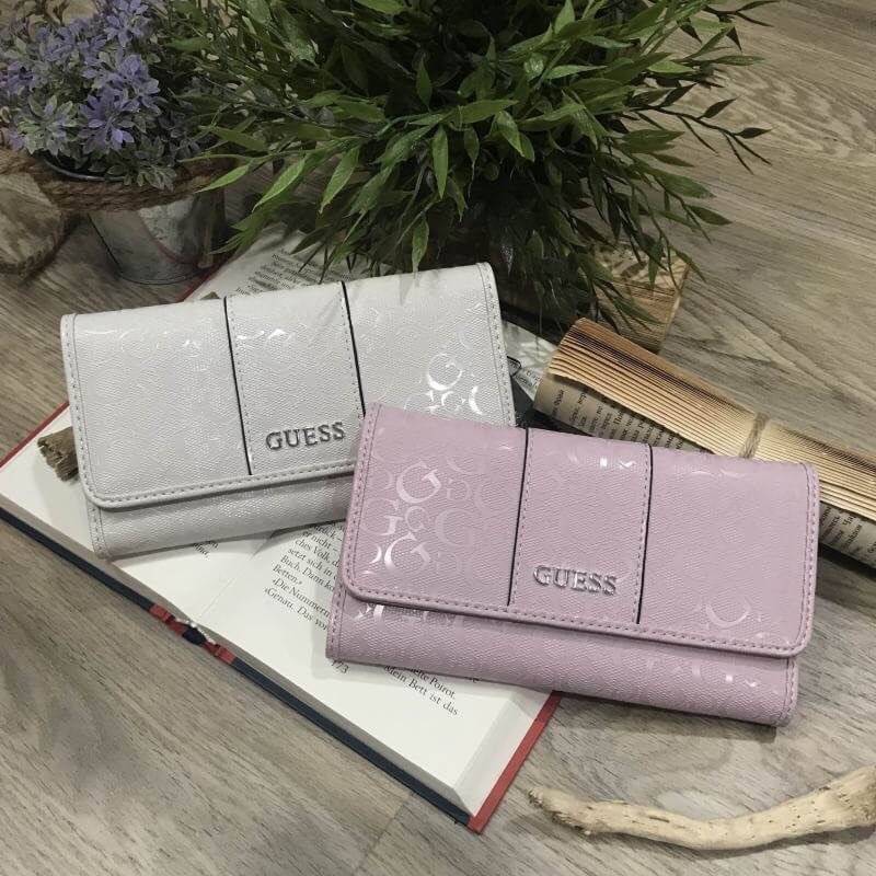 GUESS FACTORY WOMEN'S WALLET กระเป๋าสตางค์ใบยาว3พับดีไซน์ยอดนิยมหนังปั้มโลโก้รอบใบด้านหน้าประดับโลโก้แบรนด์สวยหรู เปิดปิดด้วยฝาปิด ภายในมีช่องใส่รูป ช่องใส่ธนบัตร แบงก์พัน และช่องใส่บัตรหลายช่อง แยกเป็นสัดส่วน ภาพถ่ายจากสินค้าจริง ตัวจริงสวยน่าใช้ค่ะ