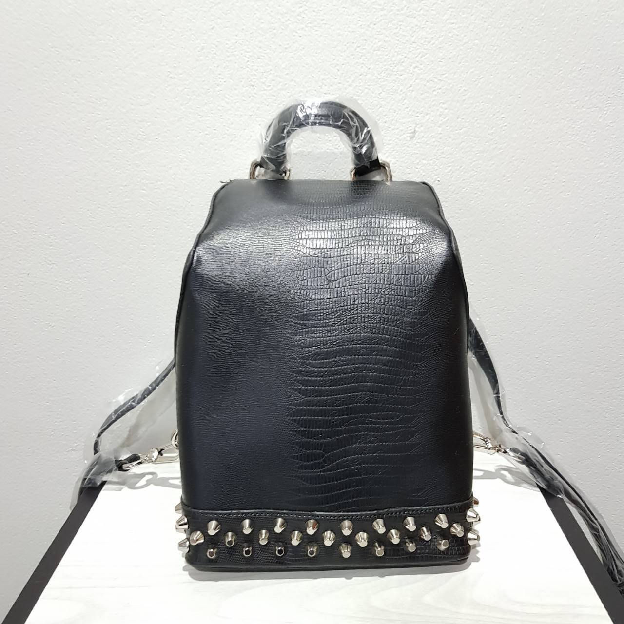 CHARLES & KEITH BACKPACK กระเป๋าเป้สพาย รูปทรงน่ารัก แต่งหมุดให้ look เท่ห์ในตัว ใส่ของได้เยอะ มีซิปเปิดปิดทั้งสองข้าง และกระดุมแม่เหล็ก สวยหรูน่าใช้มากค่ะ