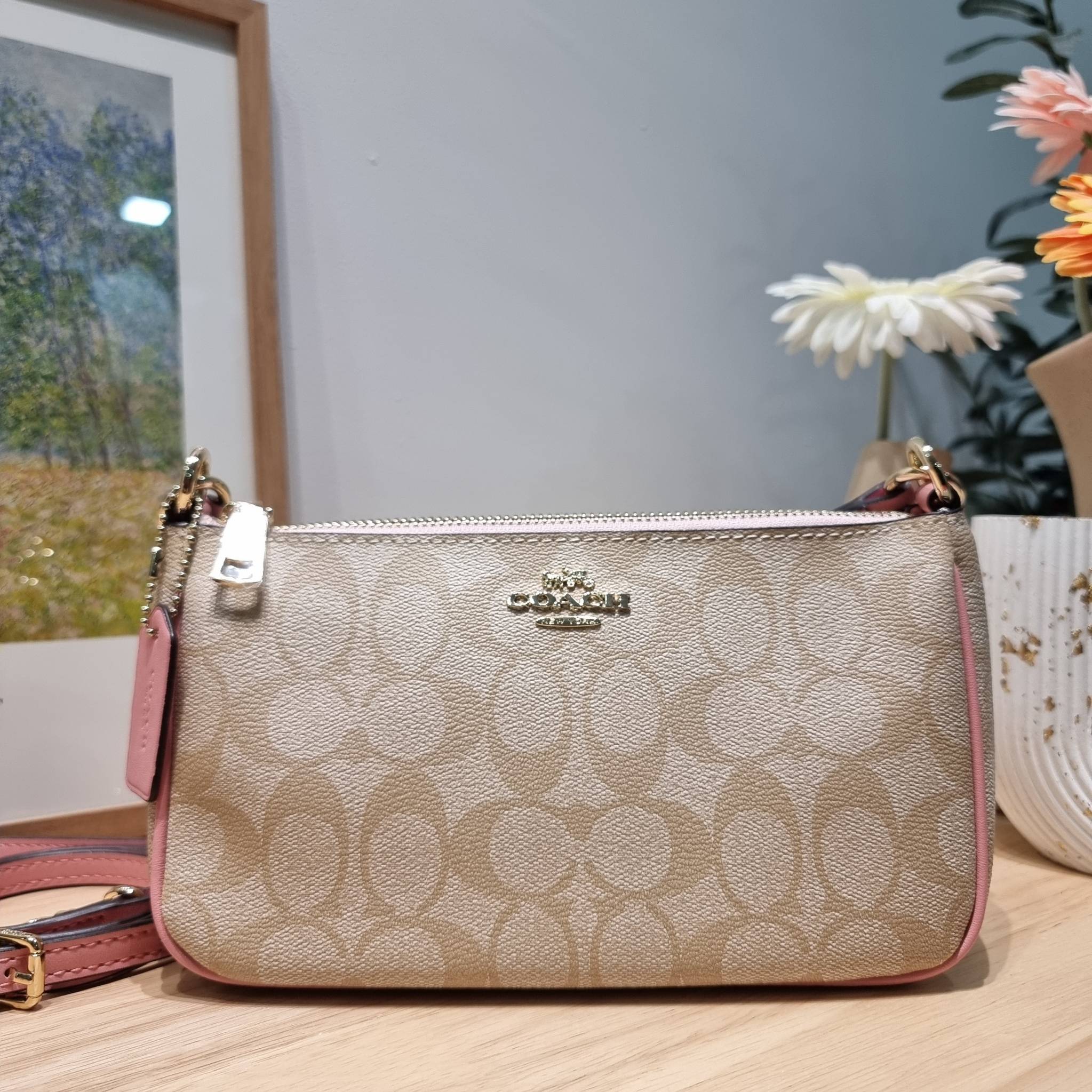 COACH TOP HANDLE POUCH F58321 พร้อมส่ง 9 สี กระเป๋าทรงพอช ยอดฮิต ยกขึ้นแท่น ด้วยดีไซน์ที่ออกมาให้ใช้งานได้ง่าย ขนาดกำลังเหมาะ