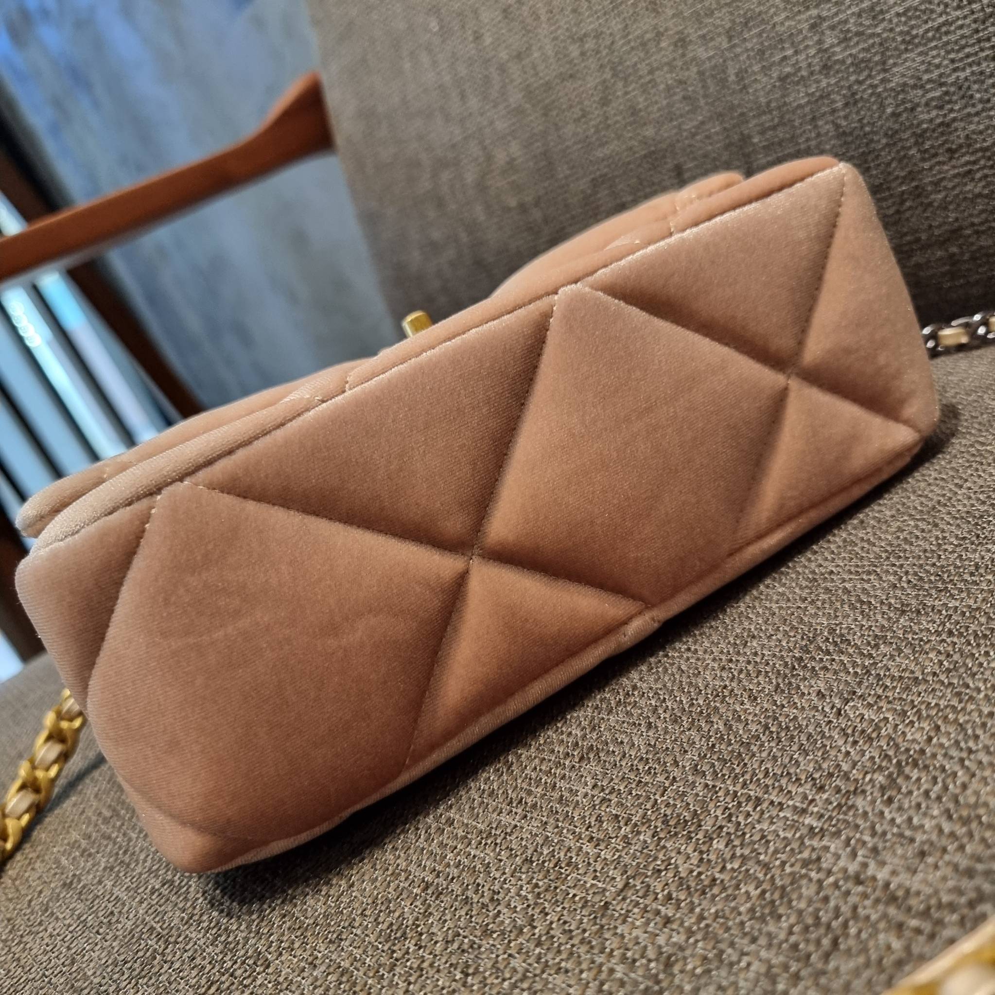 ไม่มองไม่เหลียวไม่ได้แล้ว!! ความหรูที่โดดเด่นจากผ้ากำมะหยี่ สร้างดีเทลผู้ดี ลูกคุณมากๆ Chanel vip boutique กระเป๋าสะพายจาก duty free ในราคาสุดประหยัด!! ดีไซน์เลิศ ตกแต่งด้วยโซ่ทูโทน ลงตัวแบบไม่มีที่ติ เปิด-ปิดด้วยตัวบิดล็อค ภายในโล่งกว้าง ใส่กระเป๋าสตางค์