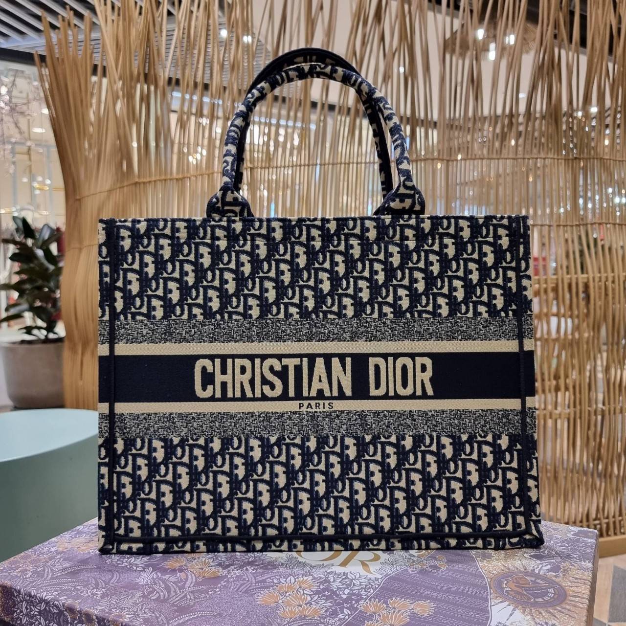 VIP 】HOT ARRIVAL!! DIOR CD SHOPPING BAG WITH GWP กระเป๋าทรงช้อปปิ้งใบใหญ่ จุใจ!! พรีเมี่ยมกิ๊ฟรุ่นดับเบิ้ลฮอต ดีไซน์คลาสสิควินเทจ สวยหรู วัสดุผ้าแคนวาสลายกราฟฟิค ภายในโล่งกว้างมากๆ ใส่ของจุสุดๆ โน้ตบุ้ค ไอแพด กระเป๋าสตางค์ มือถือ หรือเสื้อผ้ายังได้ สะพายค