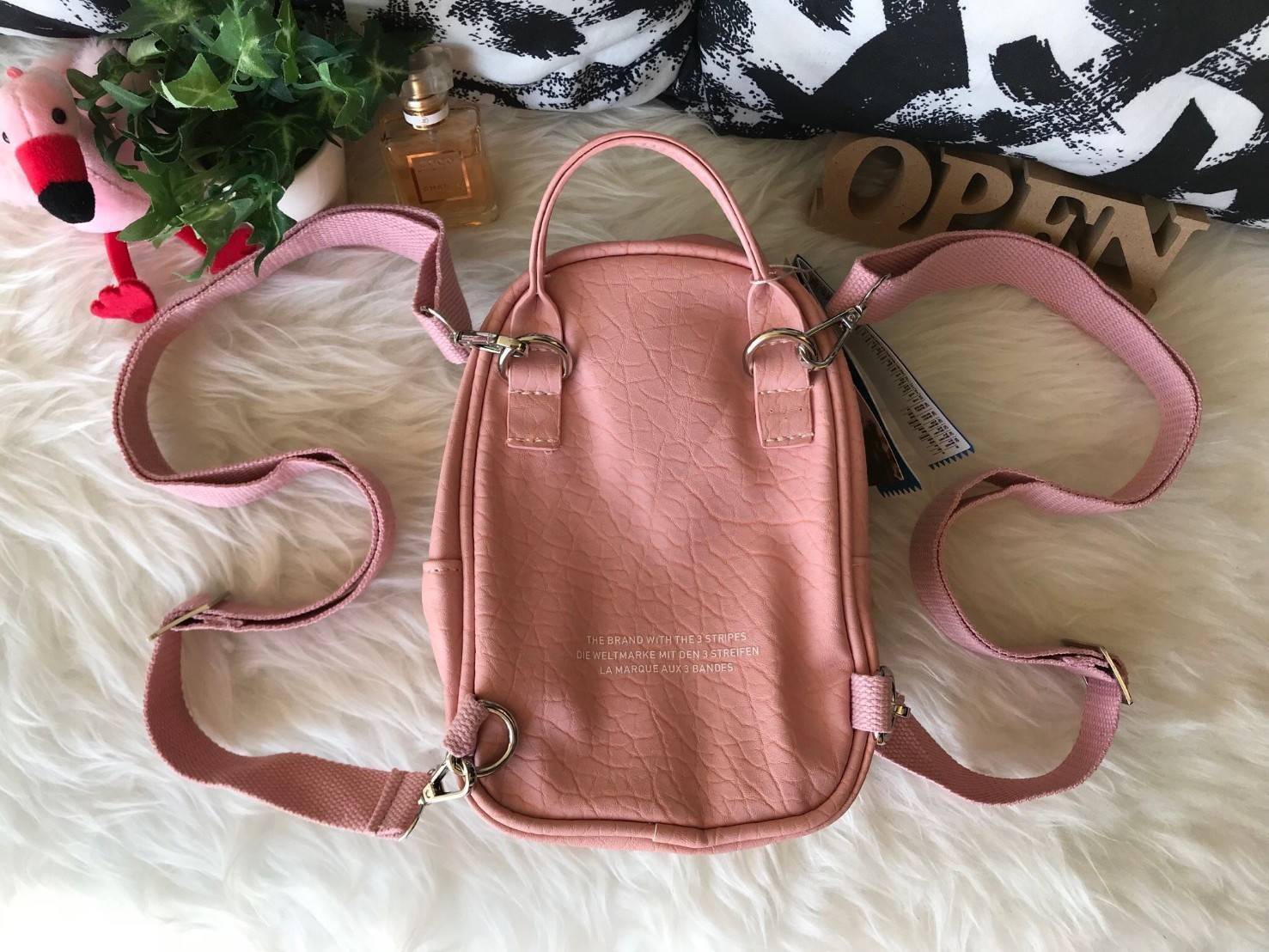 ADIDAS ORIGINALS CLASSIC MINI BACKPACK กระเป๋าเป้ทรงคลาสสิคไซส์มินิจากแบรนด์ adidas มาในขนาดกระทัดรัด น้ำหนักเบา พกพาสะดวกมากๆ วัสดุหนังนิ่มมือสุดๆ!! ทำความสะอาดง่าย เปิด-ปิดกระเป๋าด้วยซิป มีช่องหลักและช่องย่อยด้านหน้า หัวซิปปั๊มแบรนด์อะไหล่สวย ภายในกระเป