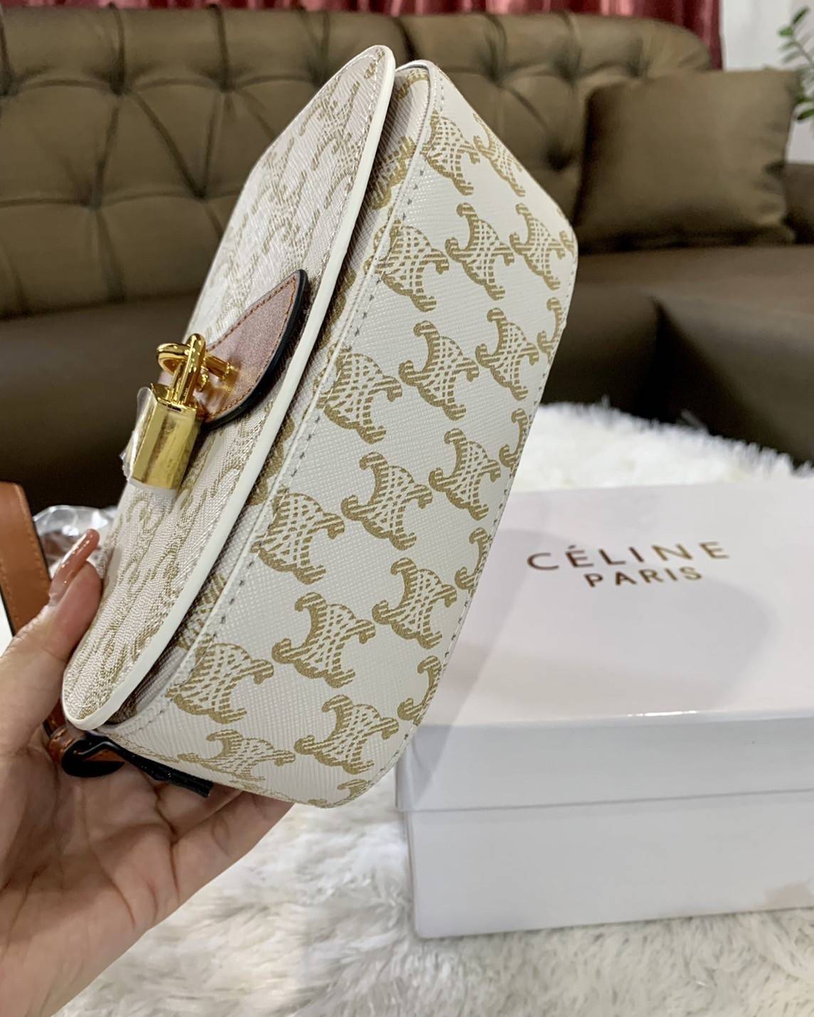 VIP 】CELINE TABOU CLUTCH BAG CELINE MINI CROSSBODY BAG (GWP) วัสดุ Triomphe Canvas หนังสวยอยู่ทรงกันน้ำได้ ขนาดกำลังน่ารัก การออกแบบที่เน้นความเรียบแต่หรู มาพร้อมสายสะพายสั้นและสายสะพายยาว สำหรับสะพายไหล่ สายปรับระดับสั้น-ยาวได้ (ถอดไม่ได้) โดดเด่นที่ด้าน