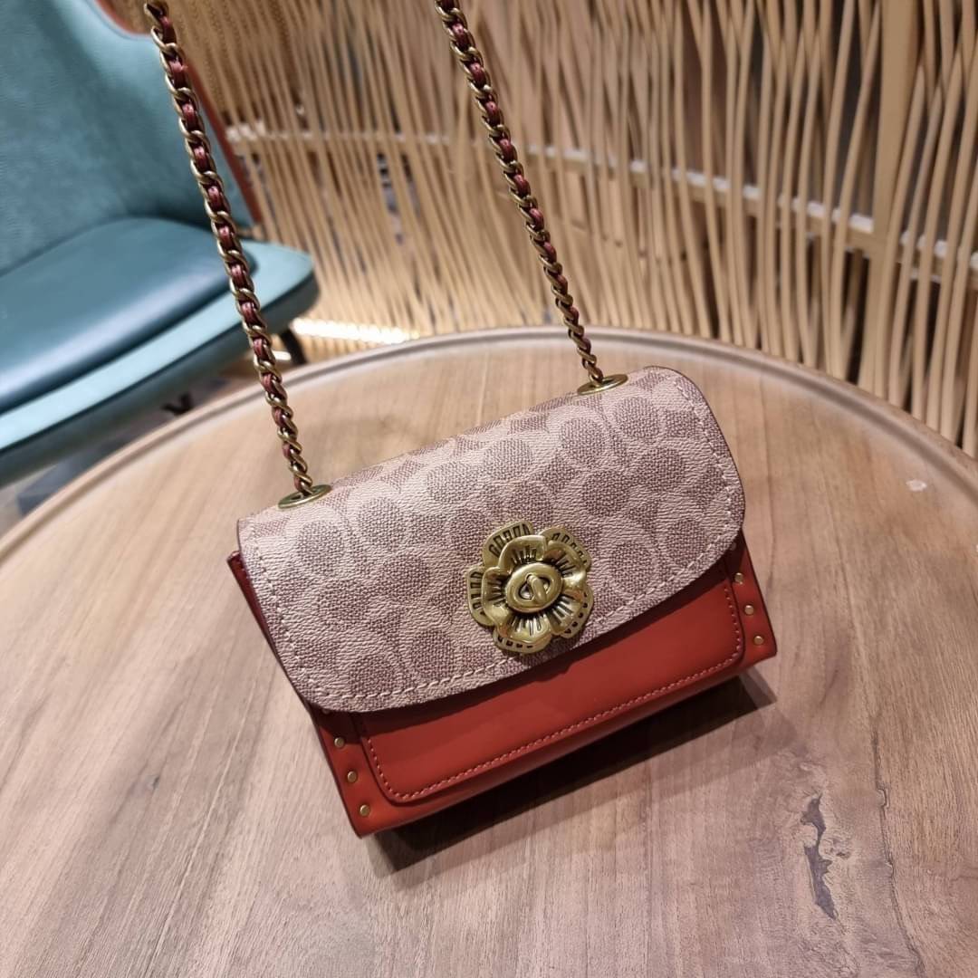 COACH 30592 PARKER 18 IN SIGNATURE CANVAS WITH RIVETS ไอเท็มยอดฮิต รุ่นหายาก!! sold out ไปหลายรอบ ก็ยังมีคนรอ!! กระเป๋าสะพายข้าง ไซส์กะทัดรัด พกพาง่าย ดีไซน์สวยด้วยการตอกหมุดเพิ่มดีเทล โดดเด่นด้วยตัวล็อครูปดอกไม้ วัสดุหนังแคนวาสเคลือบลายสลับหนังแท้ ภายในเ