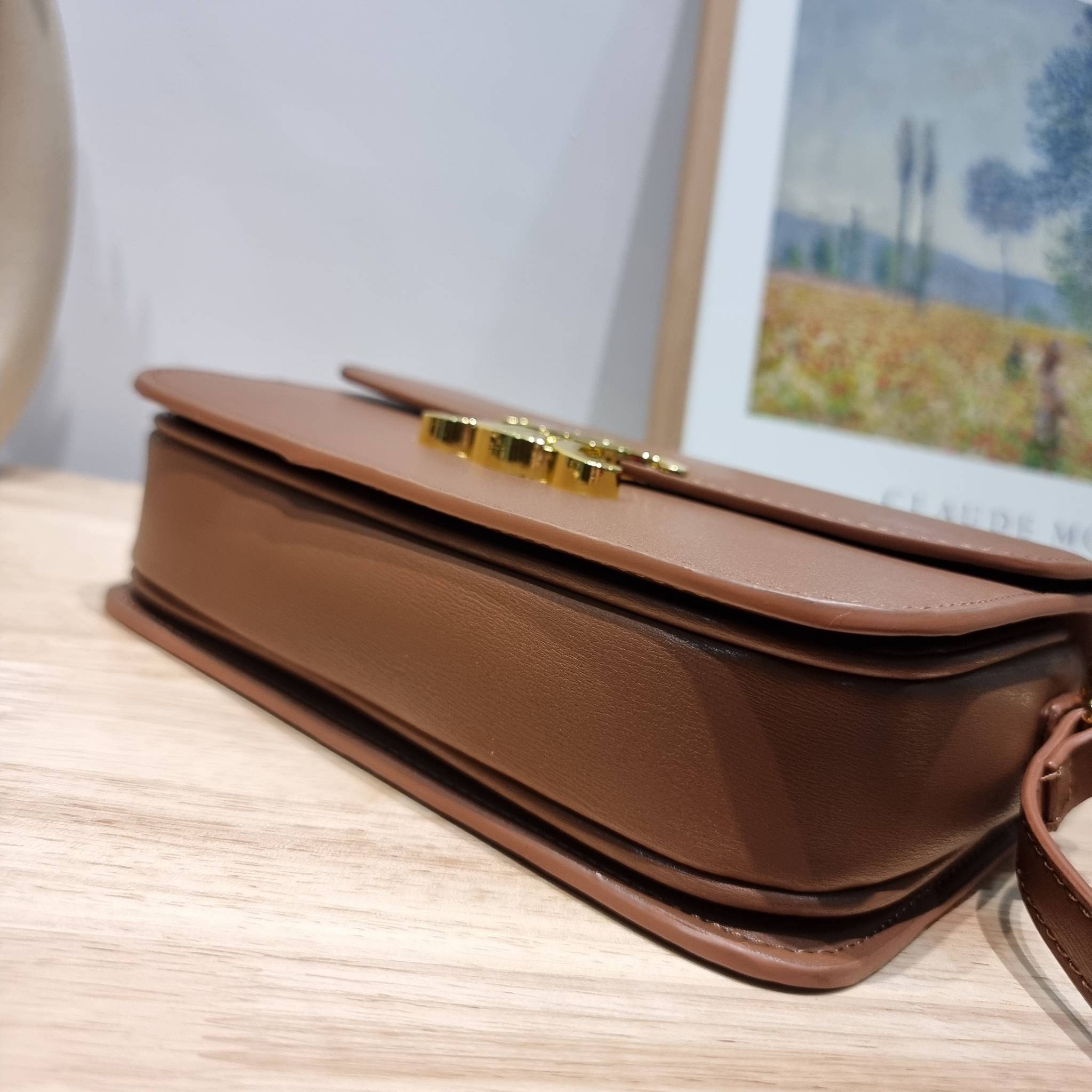 CELINE CLASSIQUE TRIOMPHE BAG IN SHINY CALFSKIN ไอเท็มสุดคลาสสิค ที่ขาดไม่ได้ กระเป๋าสะพายทรงสวยคลาสสิค แฝงความผู้ดี ที่ใช้ได้ทั้งชายหญิง