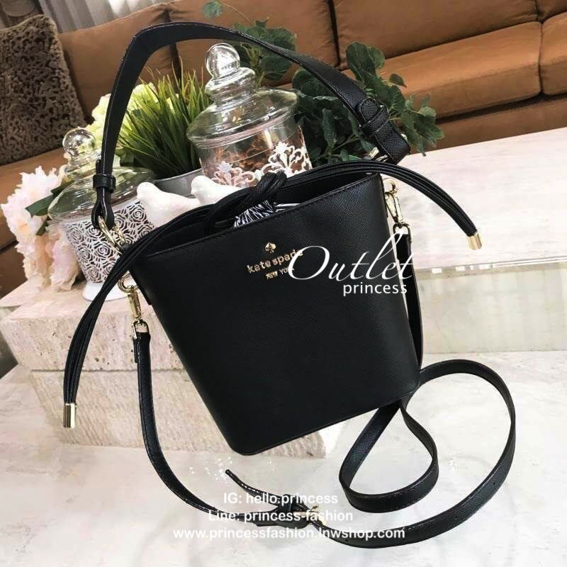 Kate Spade New York Cameron Street Pippa Bag กระเป๋าถือหรือสะพายรุ่นใหม่ล่าสุดจาก Kate Space Factory Outlet ดีไซน์ทรงถัง เปิดปิดด้วยหูรูด Drawstring ด้านหน้าประดับโลโก้เเบรนด์อะไหล่ทอง ภายในมีช่องใส่ของสามารถใส่กระเป๋าสตางค์ใบยาว มือถือ ของใช้ได้จุ พร้อมส