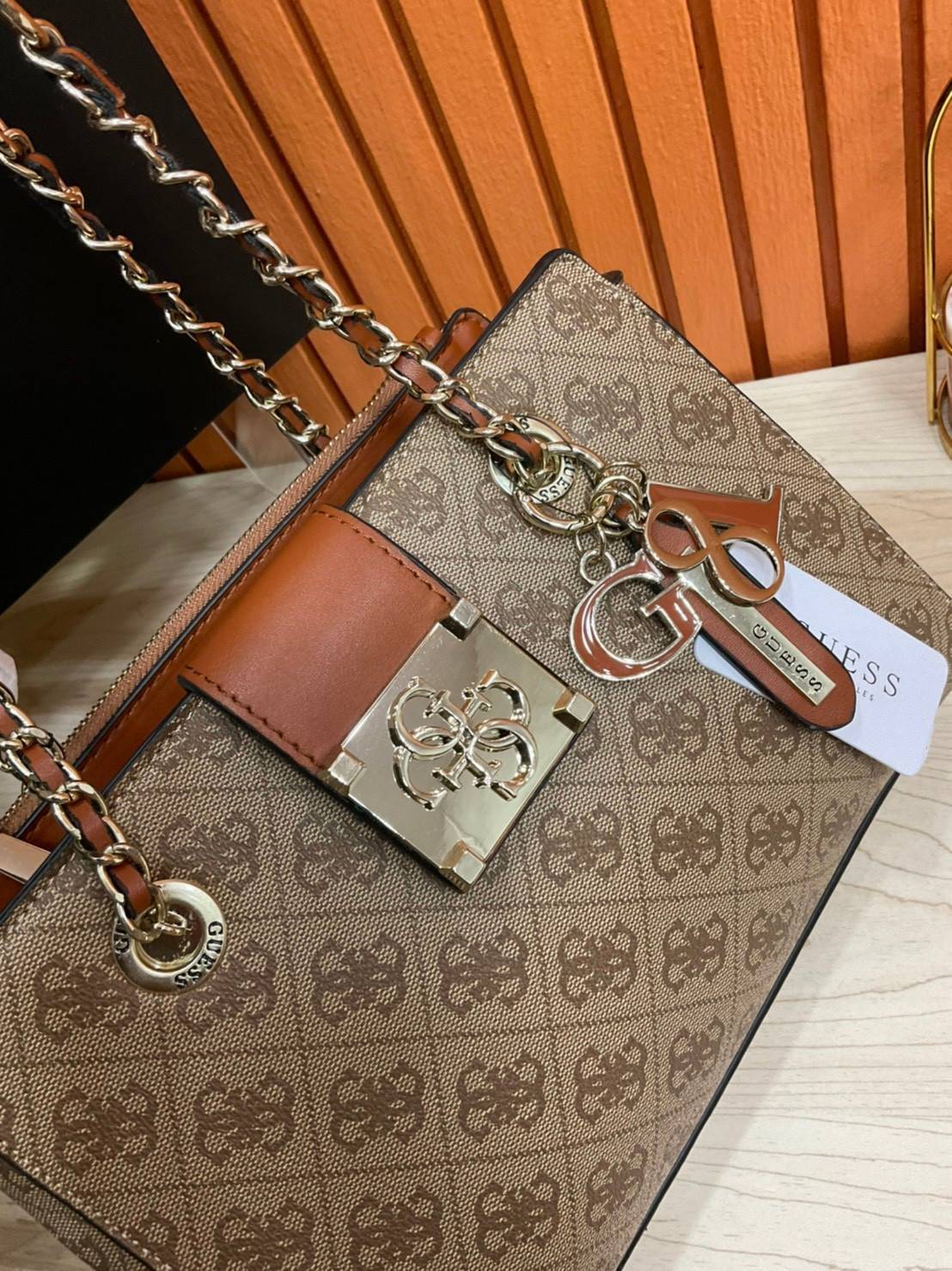 กระเป๋าสะพายไหล่ Guess Logo City Small Society Satchel กระเป๋าสะพายไหล่ ขนาดกำลังดี วัสดุ pu สวยอยู่ทรง มาพร้อมพวงกุญแจน่ารักๆ ถอดออกได้ ด้านหน้าประดับโลโก้แบรนด์ เปิดปิดด้วยซิป มี 2 ช่องหลักใช้งาน ภายในช่องซิปหน้าแยกเป็นสัดส่วนการใช้งาน ซิปช่อง 2 โล่งกว้