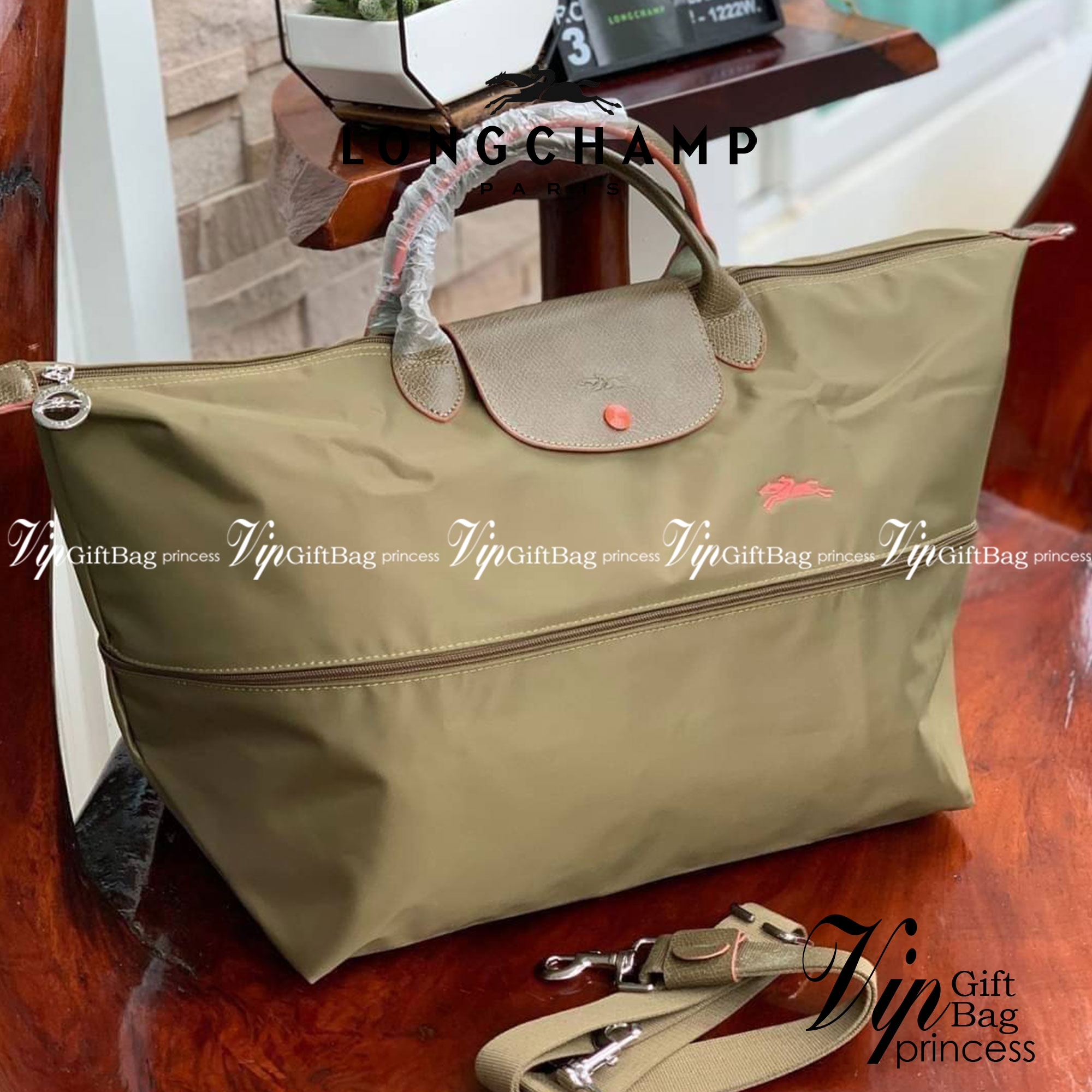 LONGCHAMP LE PLIAGE CLUB TRAVEL BAG กระเป๋าขนาดใหญ่สำหรับการเดินทาง เราเรียกที่นี้ว่า travelling bag รุ่นคลาสสิค มาพร้อมสายสะพายยาวที่ปรับและถอดออกได้ ความพิเศษของรุ่นนี้ที่ครองใจนักเดินทางทั่วโลก คือซิปรอบตรงกลางตัวกระเป๋า สามารถเปิดซิปเพื่อขยายขนาดและพั