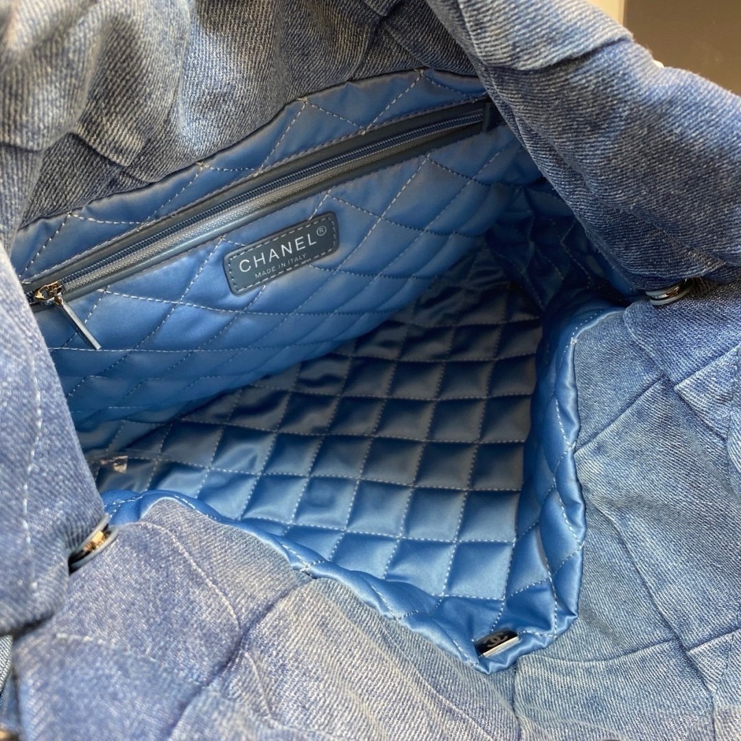 35cm Chanel 22 Denim Bag / Chanel Tote Bag กระเป๋าสะพายทรงโท้ทเดนิม ยีนส์ เท่ๆ คูลๆ งานเดนิมฟอกดีเทลความสวยมาก เป็นทรงโท้ทที่ได้รับการตอบรับดีมาก เกินต้านที่สุดกับไอเท็มนี้