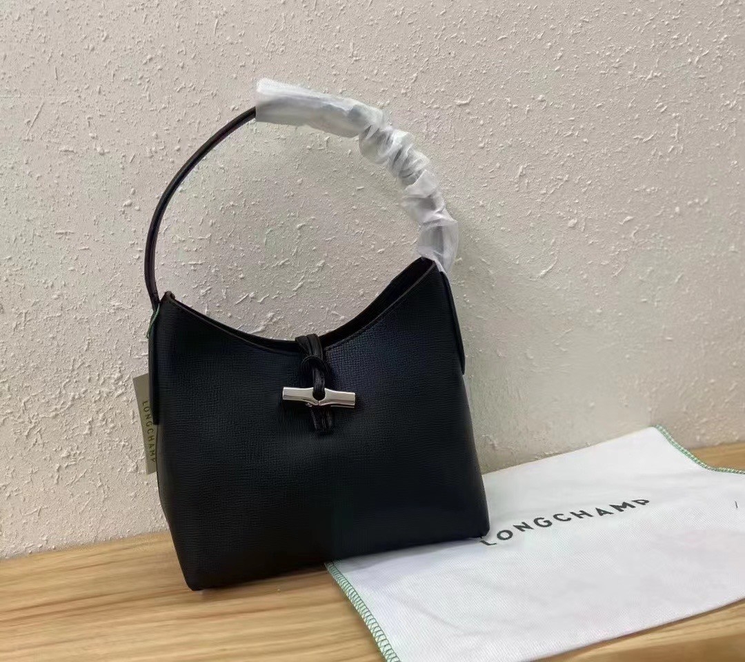 LONGCHAMP ROSEAU Hobo bag กระเป๋าสะพายไหล่ขนาดเล็ก วัสดุหนังวัว อะไหล่เงิน เป็นการผสมผสานสไตล์ที่เรียบง่าย Roseau อันเป็นสัญลักษณ์ใหม่ทั้งหมด เรียบง่าย สะดวกใช้ ประดับด้วยเข็มกลัดไม้ไผ่อันเป็นสัญลักษณ์ของแบรนด์ เรียบหรู แต่ดูดี ในแบบฉบับของ Longchamp ห้าม