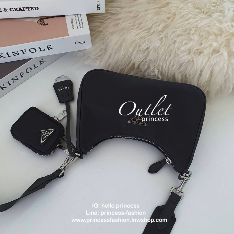 ᴹᴵᴺᴵ ไซส์มินิลงมาอีกนิด แบ๊วไปค่าซิสสส **กำลังมาแรงมาก กับแบรนด์ PRADA ใบเดียวคุ้มมากค่ะ อุปกรณ์ ครบชุด **ได้ทั้งสายยาว และกระเป๋าใส่เหรียญ และป้ายแท็คหนัง อย่างดี **อะไหล่ปั้มแบรนด์แท้ทุกจุด วัสดุทำจากผ้า Nylon อย่างดี กันน้ำได้ อยู่ทรงสวย สามารถใส่กระเป