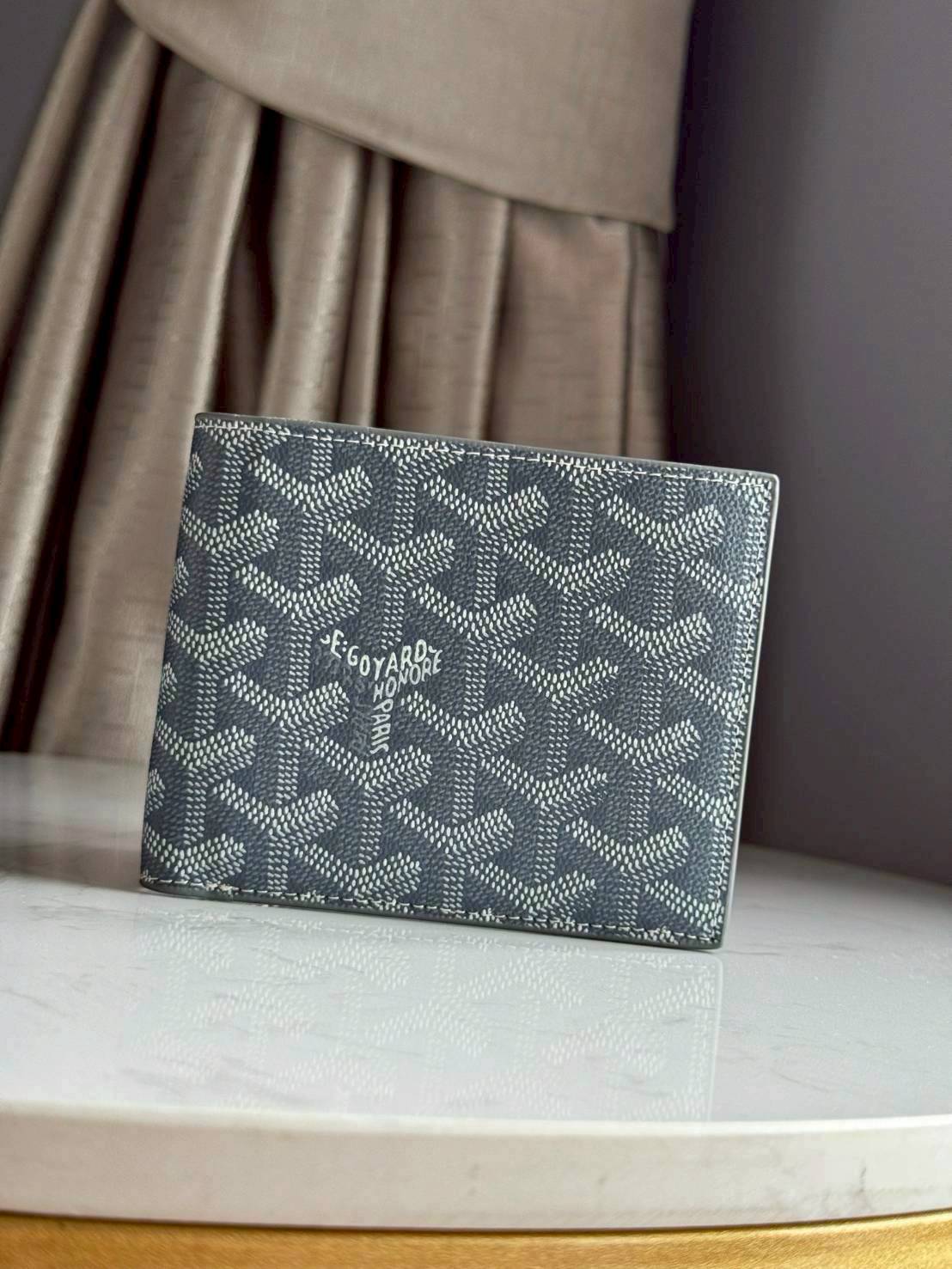 ORI หนังแท้ | Goyard Victoire Wallet กระเป๋าสตางค์ Victoire ขนาดกะทัดรัดและเหมาะสําหรับการจัดสำหรับการ์ดและธนบัตร ลวดลายสุดคลาสสิคของกระเป๋าเป็นเอกลักษณ์ที่ทุกคนจดจำได้