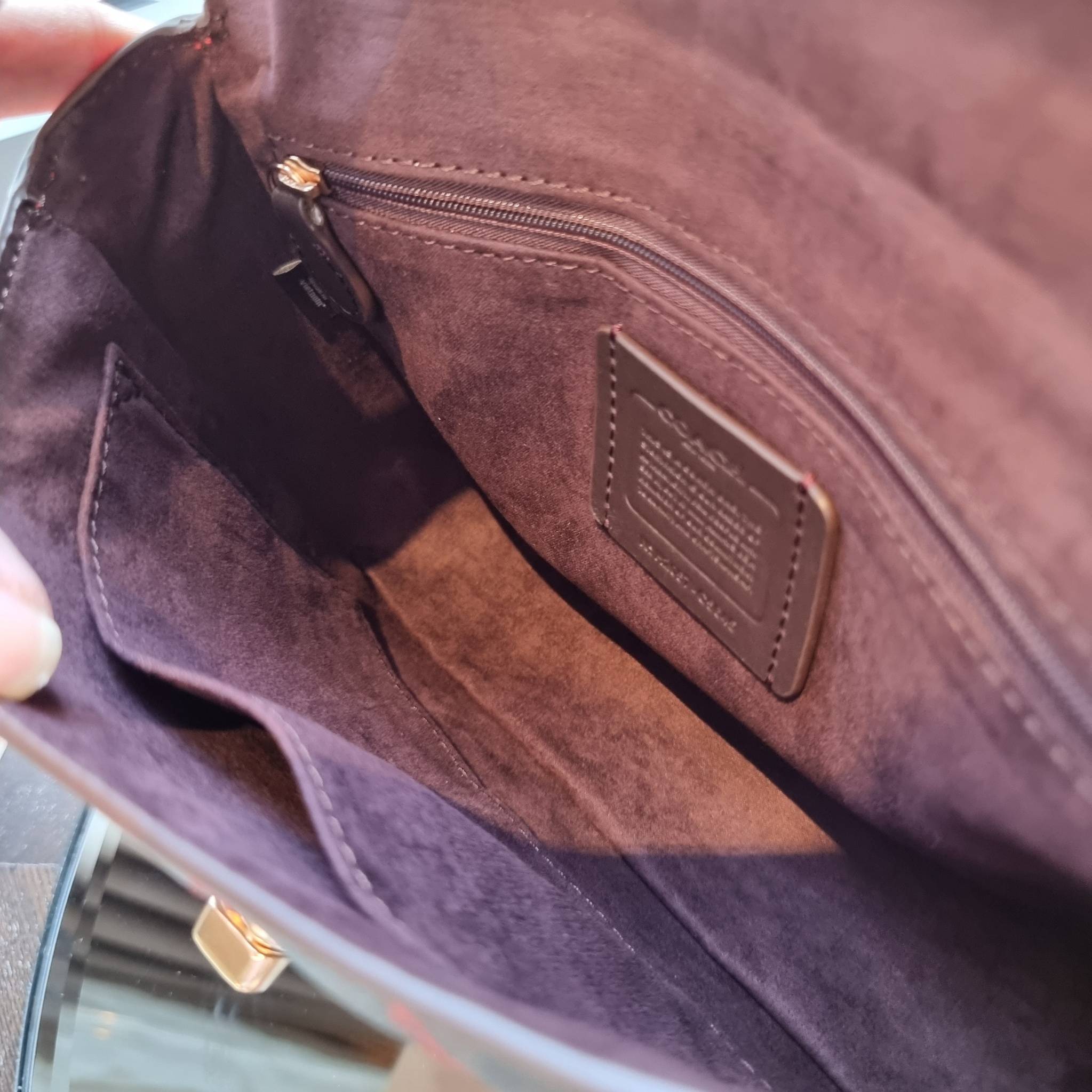 OUTLET 】COACH C5645 MARLIE TOP HANDLE SATCHEL IN SIGNATURE CANVAS WITH QUILTING ดีไซน์ใหม่ กระเป๋าถือ/สะพายข้าง ออกแบบมาไม่เหมือนใคร โดดเด่นด้วยการเย็บบุหนัง โชว์ดีเทลลายเส้น ตกแต่งโลโก้ด้านข้างอะไหล่ทอง วัสดุหนังแคนวาสสลับหนังแท้ เปิด-ปิดด้วยตัวล็อคแน่นห