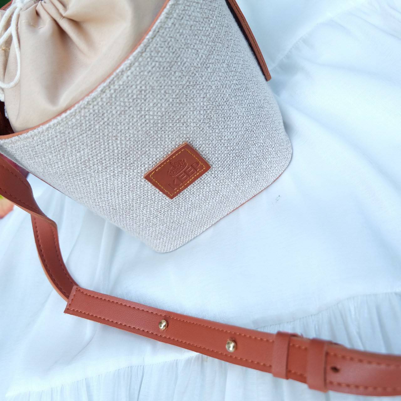 สวยมาก KEEP ‘ Vitamin Sea ‘ Col.3 ทรงถังน่ารักมาก สไตล์ Casual ดูดี สุดๆ ตัดขอบหนังสีน้ำตาล ทรงน่ารัก ด้านในมีถุงผ้าใบเล็กใส่ของได้อีกชั้น ดีไซน์รูปแบบสวย *ดีต่อใจ ใครชอบทรงนี้ห้ามพลาดเลยน๊า 😁❤️ ถือเที่ยว ไปทะเลก้อสวยสุดๆ