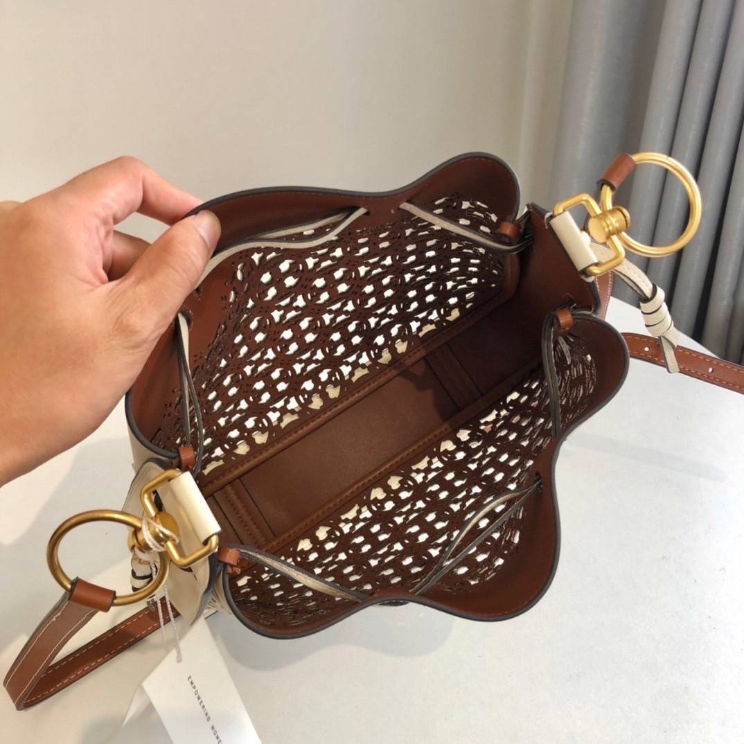 TORY BURCH T MONOGRAM LASER-CUT BELL BAG / TORY TOTE BAG ใจบางที่สุดกับคอลเลคชั่นนี้ กับกระเป๋าสะพายทรงโท้ท งานตามหาและหายาก รุ่นชูโรงสุดฮิต ที่เพิ่มดีเทลความแพงด้วยการฉลุลวดลายโมโนแกรมรอบใบ