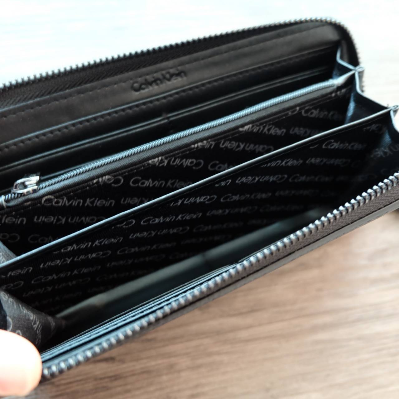 Calvin Klein Long Wallet กระเป๋าสตางค์ใบยาวซิปรอบ ภายในมีช่องใส่ธนบัตร ช่องใส่บัตรหลายช่อง และช่องซิปสำหรับใส่เหรียญ จะมอบเป็นของขวัญ หรือใช้เองก็แนะนำเลยค่ะ