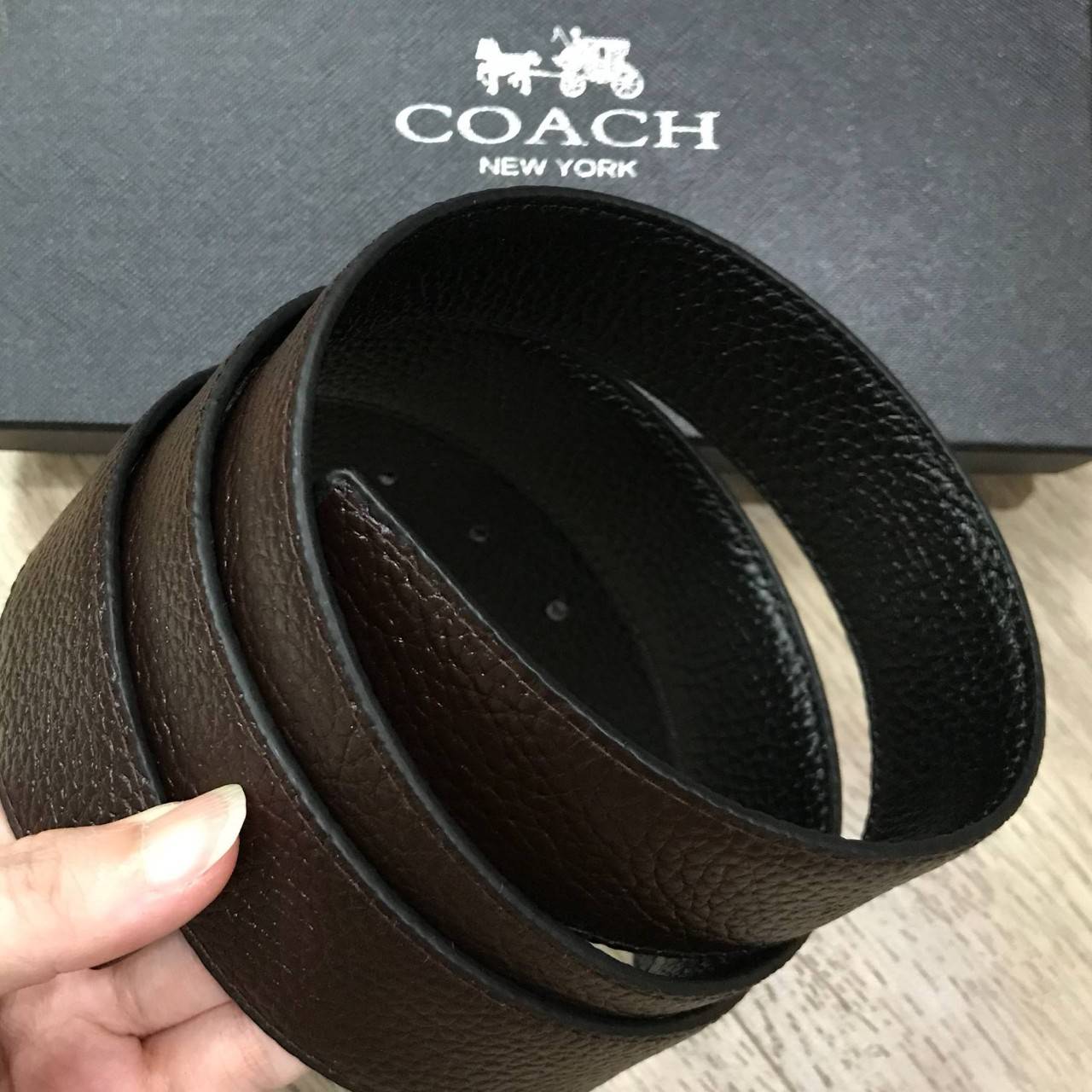 NEW ARRIVAL! ห้ามพลาดเซทสุดคุ้ม ซื้อ1ได้ถึง2! COACH BELT VALUE PACK BOX SET เซทเข็มขัด 2in1 Limited Edition จาก Coach Factory ในเซทมีหัวเข็มขัด2แบบ2สไตล์สวยน่าใช้พร้อมสายเข็มขัดสามารถใช้ได้ทั้ง2ด้าน2สีดำน้ำตาลให้หนุ่มๆสลับใช้ได้ถึง 4 รูปแบบในเซทเดียวไม่จำ