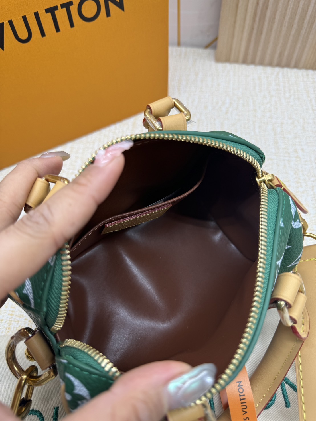 RUNWAY LV Nano Speedy P9 Bandoulière Soft Leather กระเป๋าสะพายสปีดี้รุ่นใหม่ไซส์มินิหรูหรา เกรดท็อปวีไอพี เกรดดีสุด 1:1 หนังแท้สวยงาม เก็บทุกรายละเอียด ใช้สลับแท้ ผ่านทุก ตม. ใช้งานต่างประเทศได้