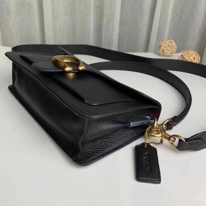 OUTTLET 】Coach Tabby Shoulder Bag 26 กระเป๋าหิ้วได้//คล้องไหล่ได้//สะพายข้างได้ ใบเดียวสุดคุ้มค่ะ! เปิดปิดกระเป๋าแบบกระดุมแม่เหล็ก มีอะไหล่Cตัวใหญด้านหน้าบ่งบอกถึงความหรูทีเดียวค่ะ ใส่กระเป๋าเงินใบยาวได้ มีช่องซิปกลาง;ช่องเล็กใส่ของจุกจิก;ช่องด้านหน้าหนึ่