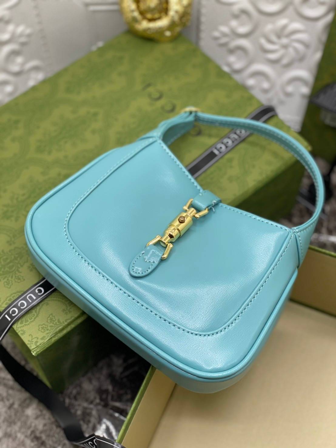 VIP GIFTbag 】หนังแท้ GUCCI Jackie 1961 mini shoulder bag กระเป่ารุ่นฮิตจาก Gucci ต้องบอกเลยว่าสำหรับสาวๆหลายคนนั้น ที่ชื่อชอบ หรือเป็นสาวกกลับแบรนด์อย่าง Gucci ต้องบอกเลยนะว่าสำหรับรุ่นนี้ห้ามพลาดไปทีเดียว บอกว่าได้เป็นตำนานควาวินเทจได้อย่างดี โดยขนาดของต