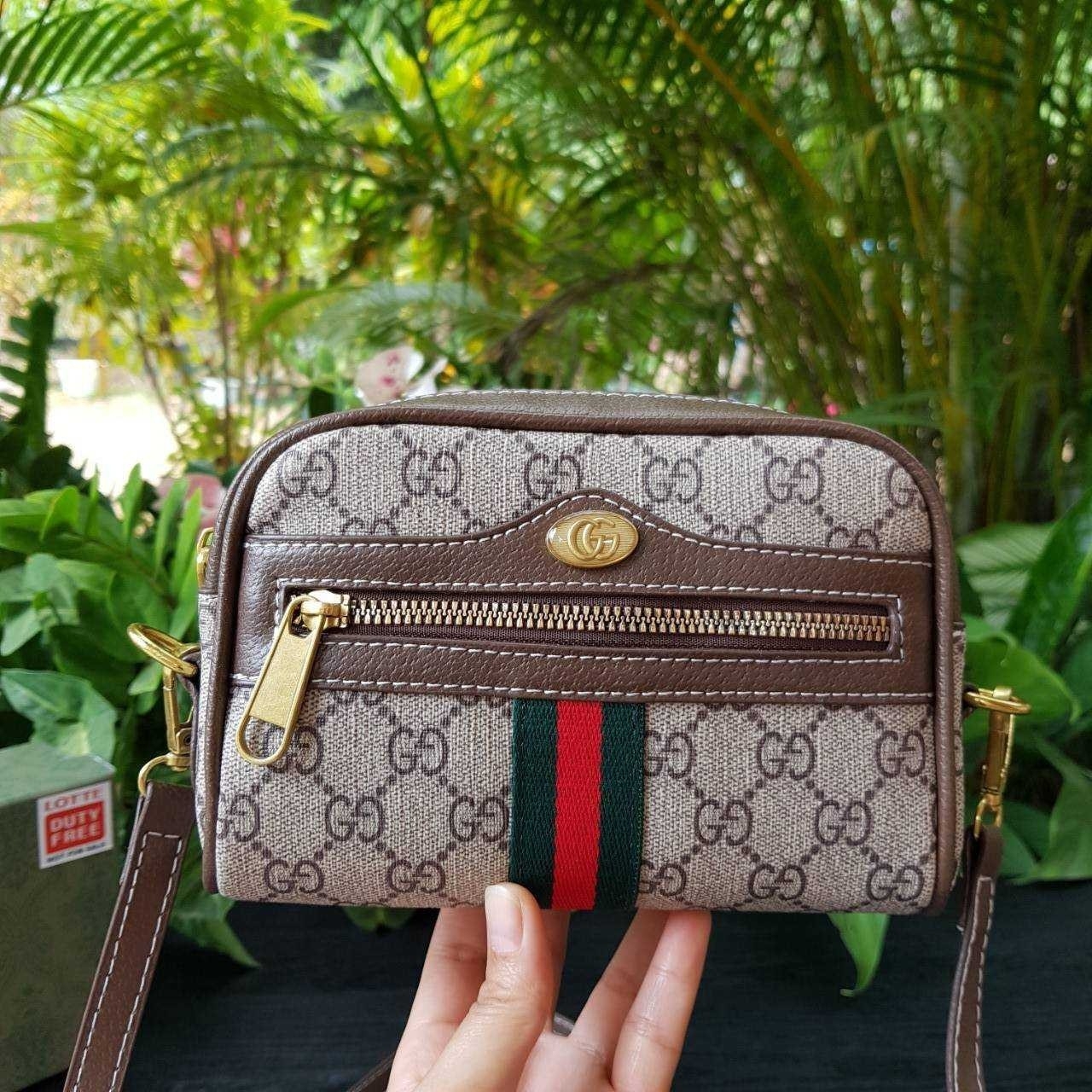 GUCCI Ophidia GG Crossbody Bag กระเป๋าครอสบอดี้ขนาดกำลังดี ดีไซน์ที่เป็นเอกลักษณ์ ใช้ได้ทุกโอกาส สายยาวปรับระดับได้ เปิด-ปิด ด้วยซิบ