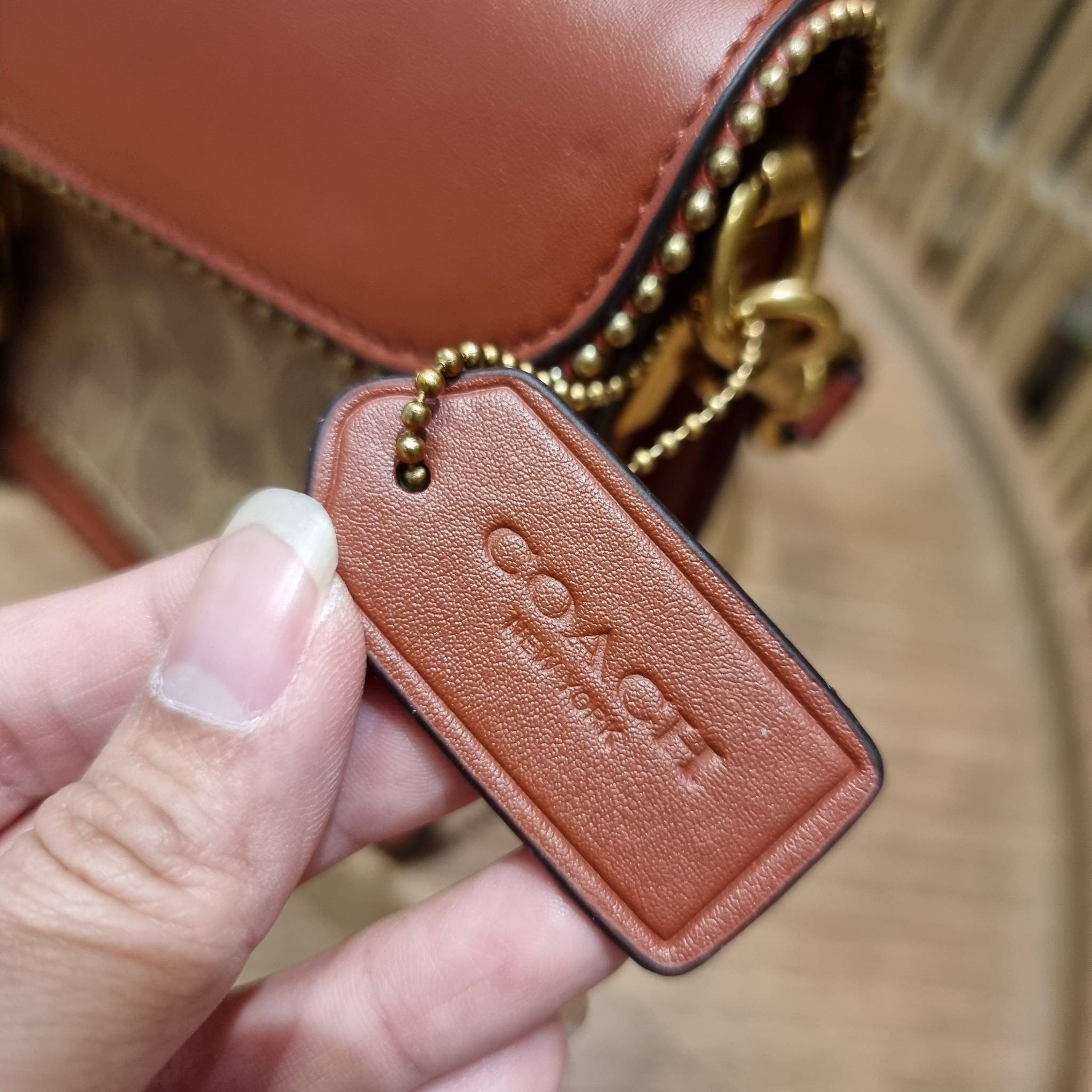 COACH TABBY SHOULDER BAG 26 IN SIGNATURE CANVAS WITH BEADCHAIN (6793,91215) กระเป๋าสะพายไหล่ ดีไซน์วินเทจย้อนยุค สวยคมชัด คลาสสิคใช้ได้ทุกลุค วัสดุหนังแท้สลับหนังแคนวาสเคลือบลาย เปิด-ปิดด้วยแม่เหล็กในตัว รับรองแน่นหนา ด้านหลังมีช่องแยก ภายในเป็นช่องโล่ง ข