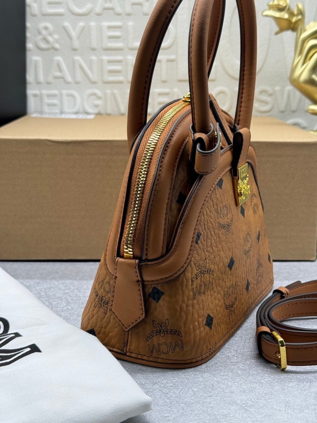 M.C.M TRACY TOTE IN VISETOS กระเป๋าถือ/สะพายข้าง ทรงยูนีคโดดเด่น น่าใช้ หูจับในตัว เกรดออริ สลับแท้ 1:1 ใช้งานต่างประเทศได้